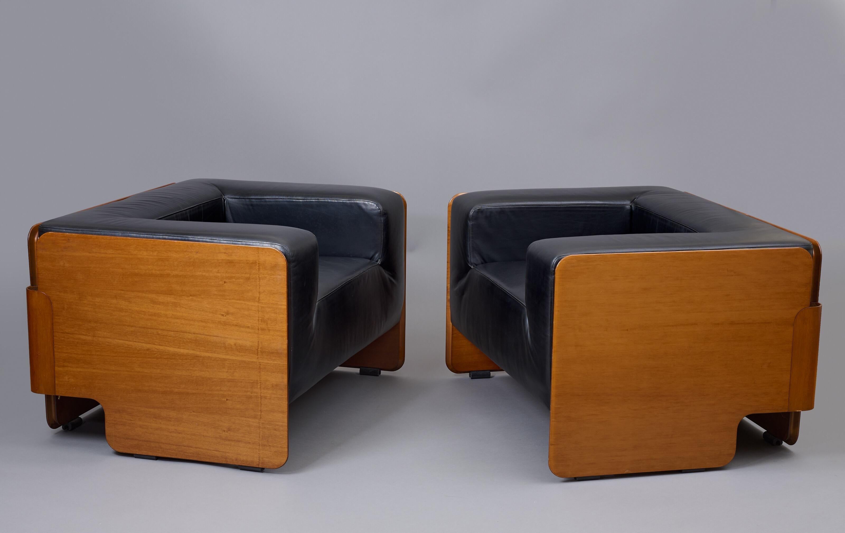 Ein imposantes modernistisches Paar Clubsessel aus Leder und Nussbaumholz, Italien 1970er Jahre im Zustand „Gut“ im Angebot in New York, NY