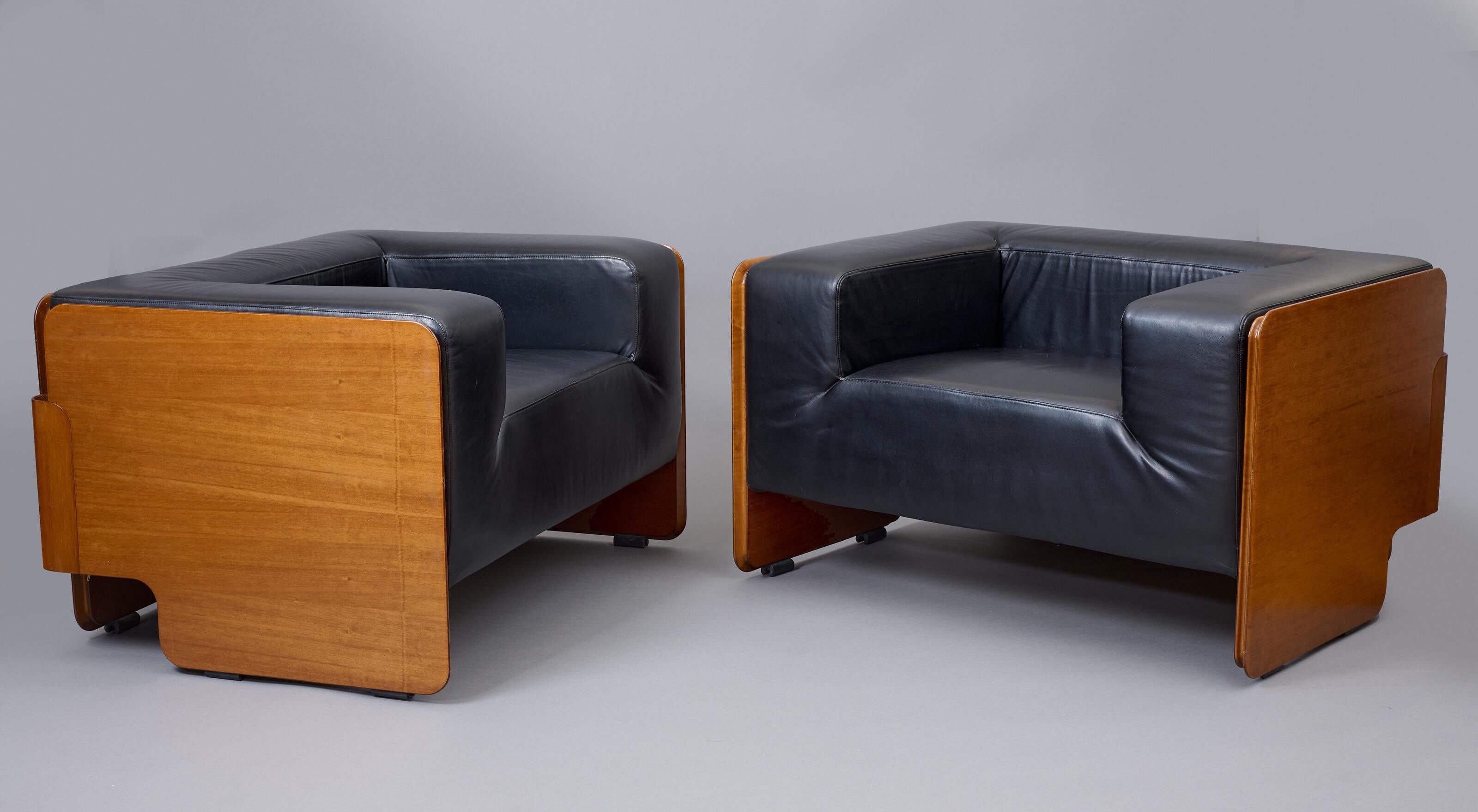Late 20th Century Imposing Modernist Pair of Leather and Walnut Club Chairs, Italy 1970s For Sale