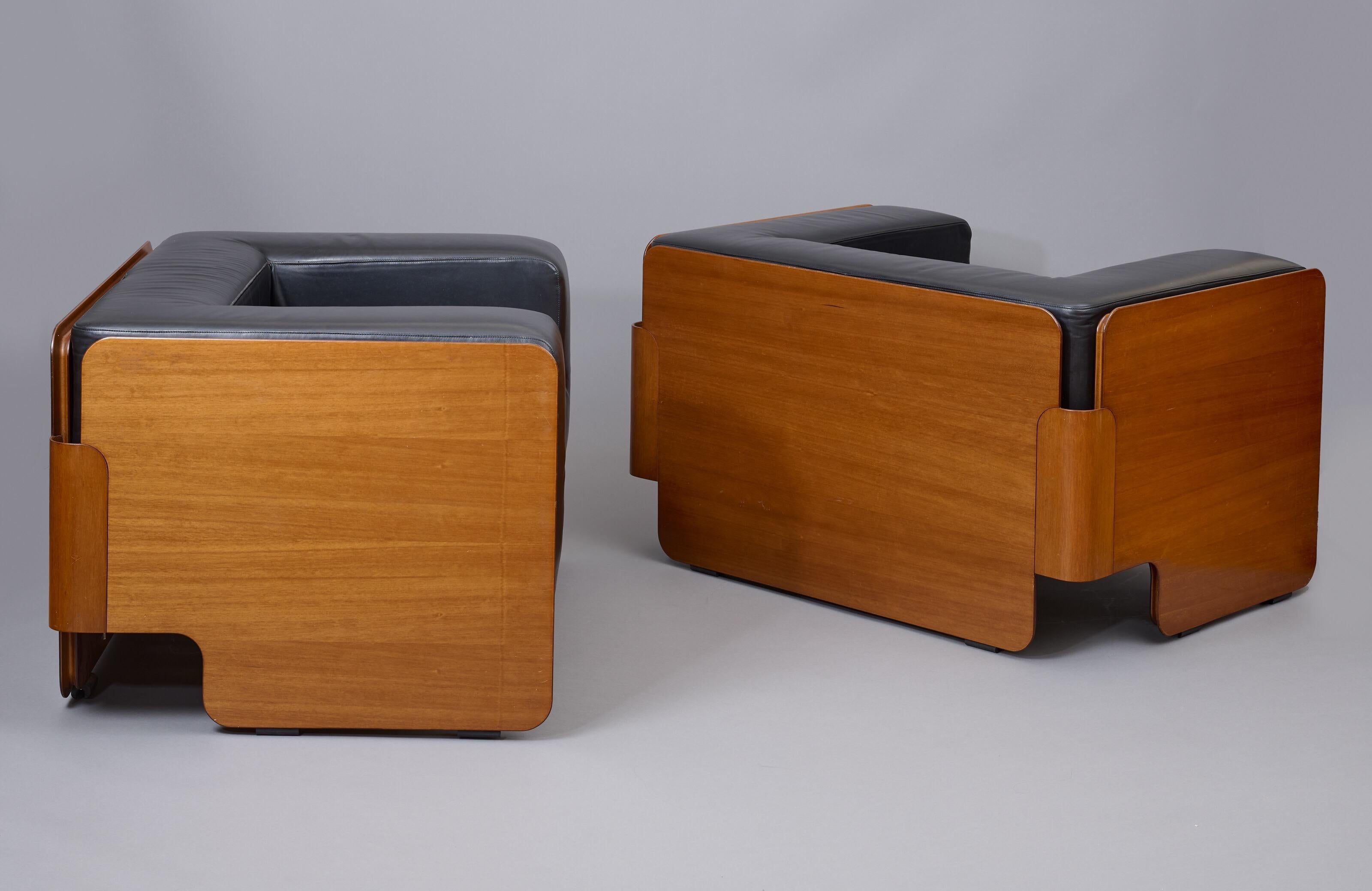 Imposing Modernist Pair of Leather and Walnut Club Chairs, Italy 1970s For Sale 1