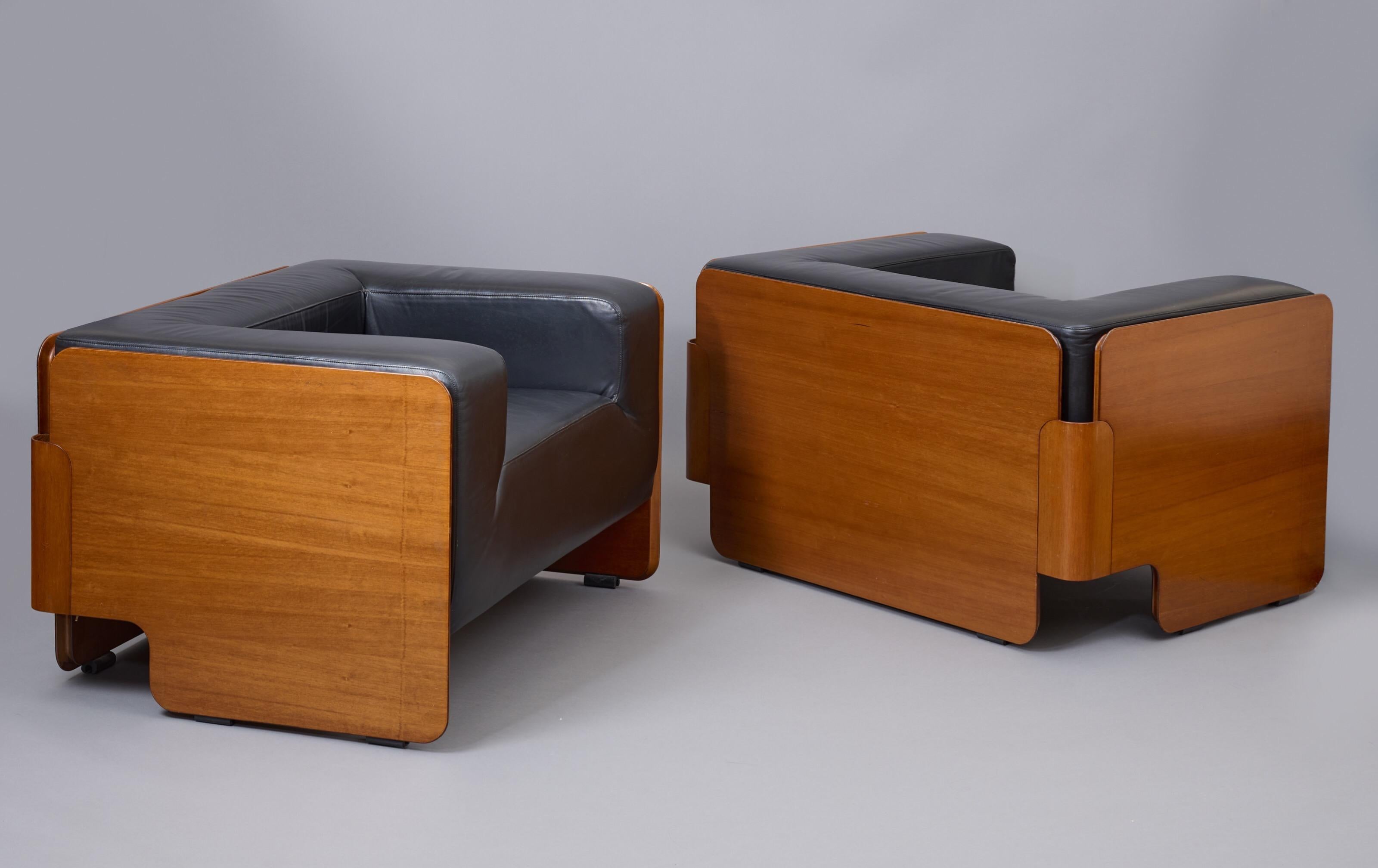 Imposing Modernist Pair of Leather and Walnut Club Chairs, Italy 1970s For Sale 2