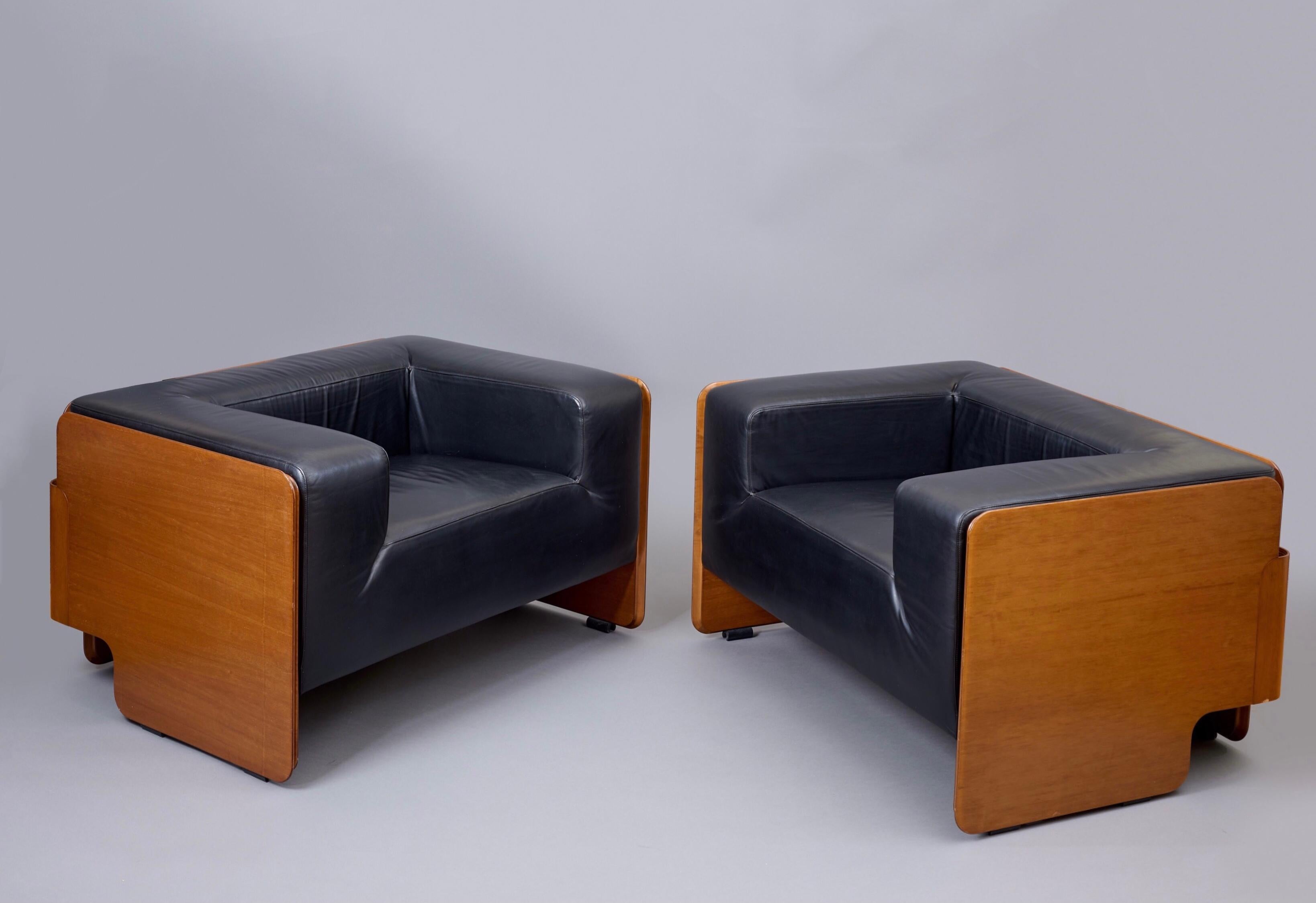 Imposing Modernist Pair of Leather and Walnut Club Chairs, Italy 1970s