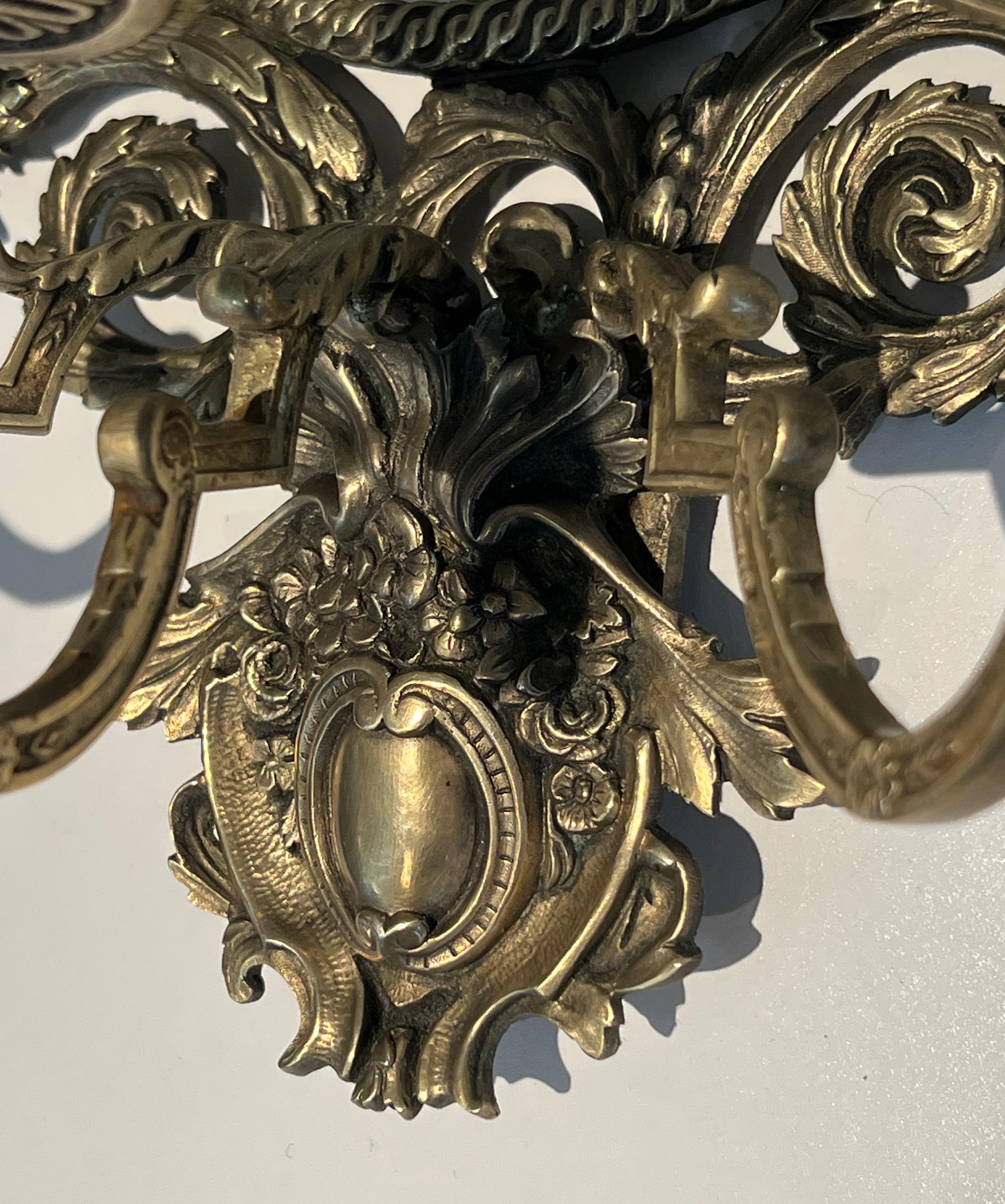 Grande coppia di lampade da parete in stile Luigi XIV in bronzo e specchio in vendita 6