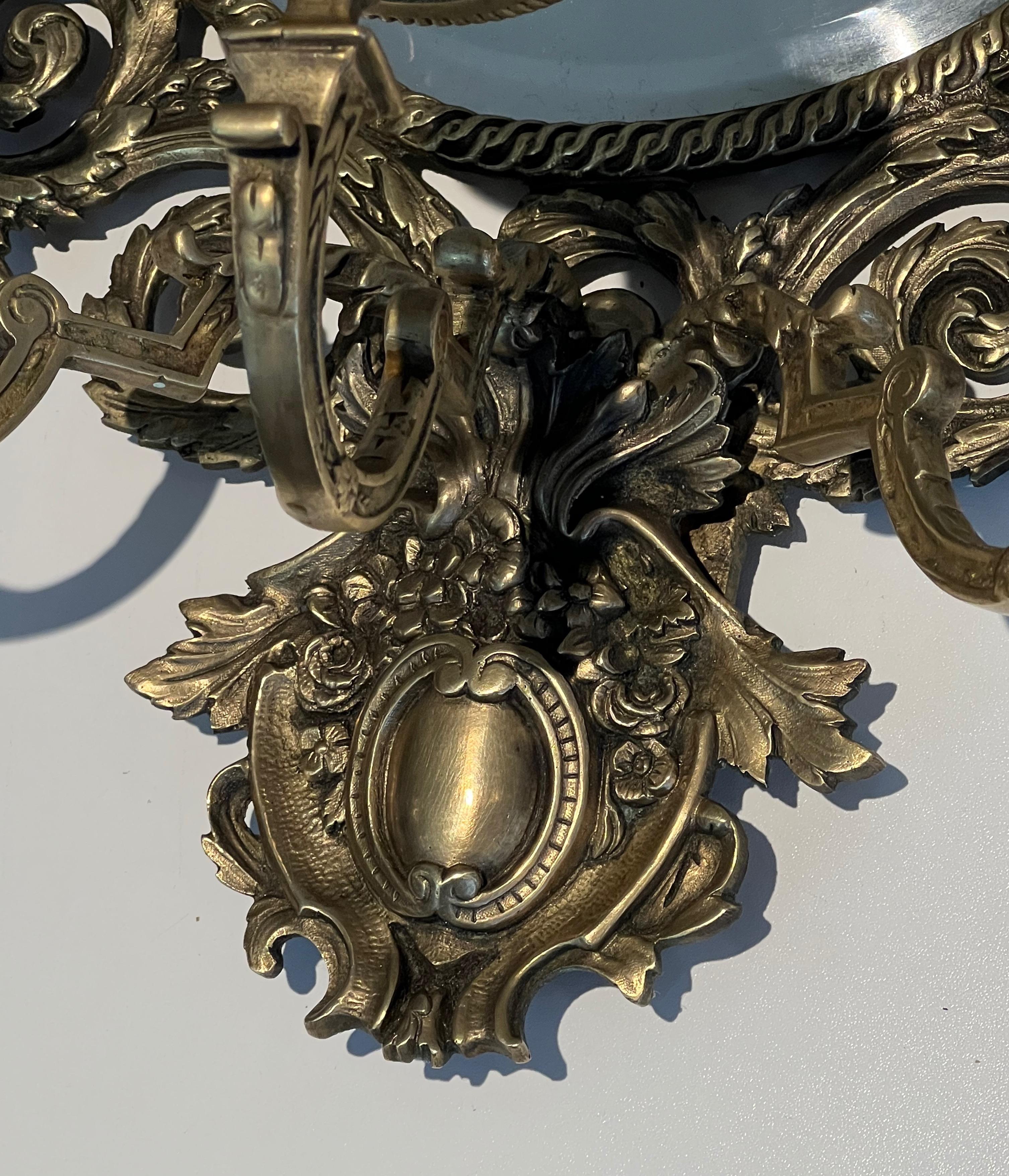 Grande coppia di lampade da parete in stile Luigi XIV in bronzo e specchio in vendita 13