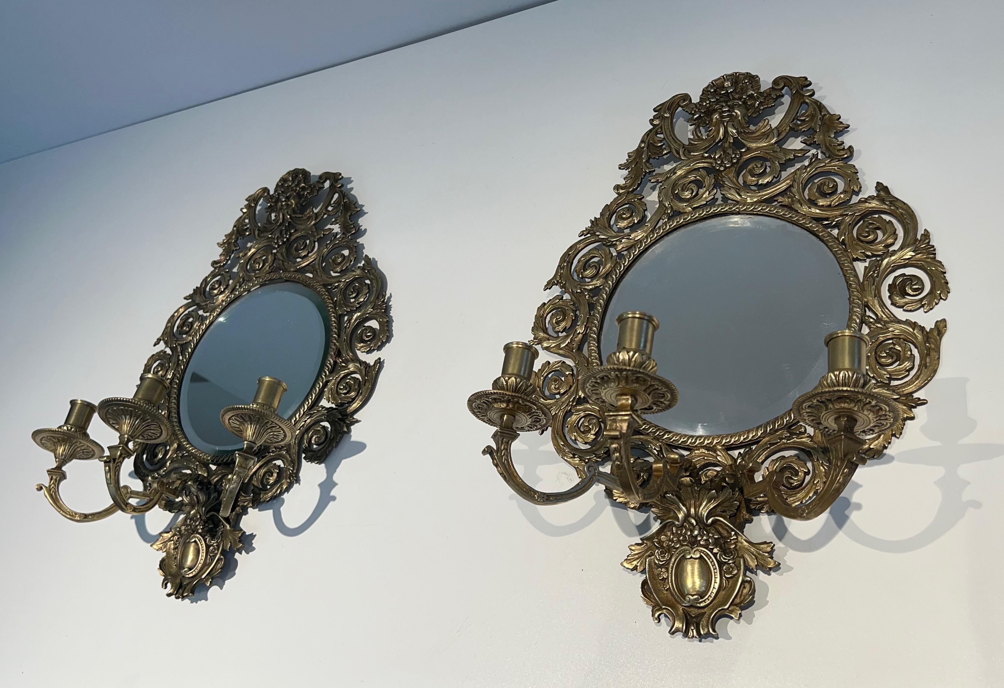 Grande coppia di lampade da parete in stile Luigi XIV in bronzo e specchio in vendita 14