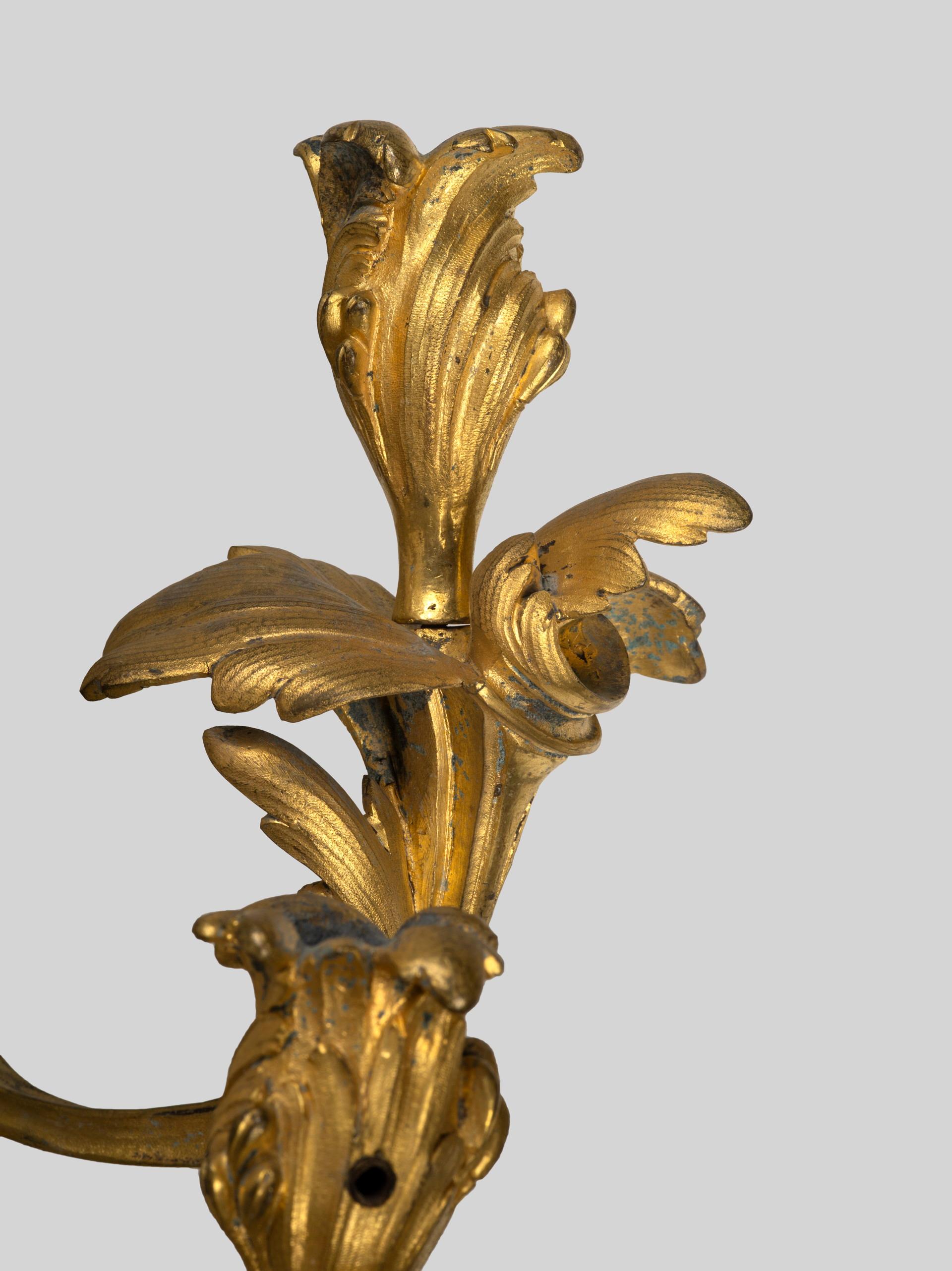 Gran Pareja de Apliques Luis XV de Ormolu de Cinco Luces de Estilo Caffieri en venta 2
