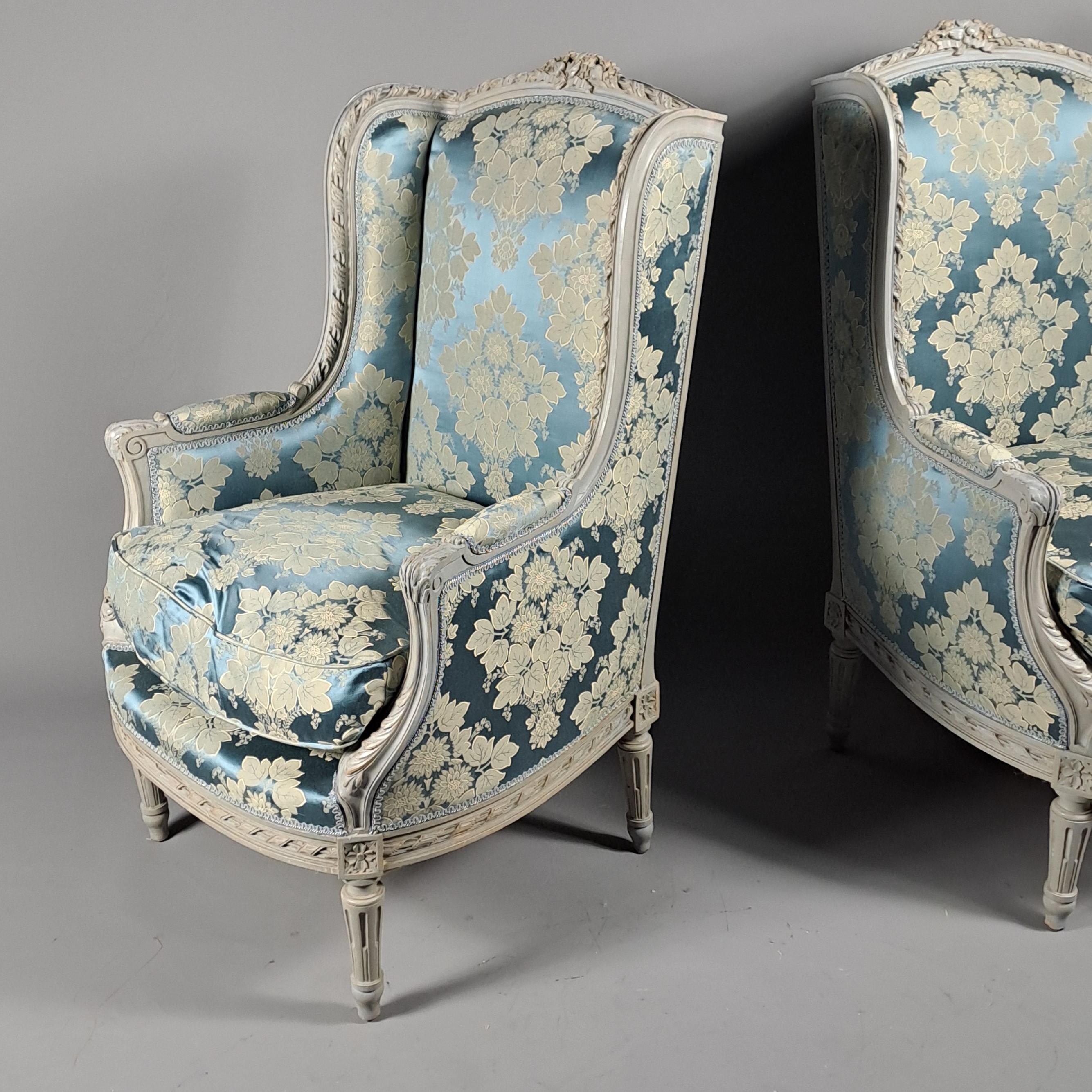 Large Pair Of Louis XVI Style Lacquered Wood Wing Chairs In condizioni buone in vendita a BARSAC, FR