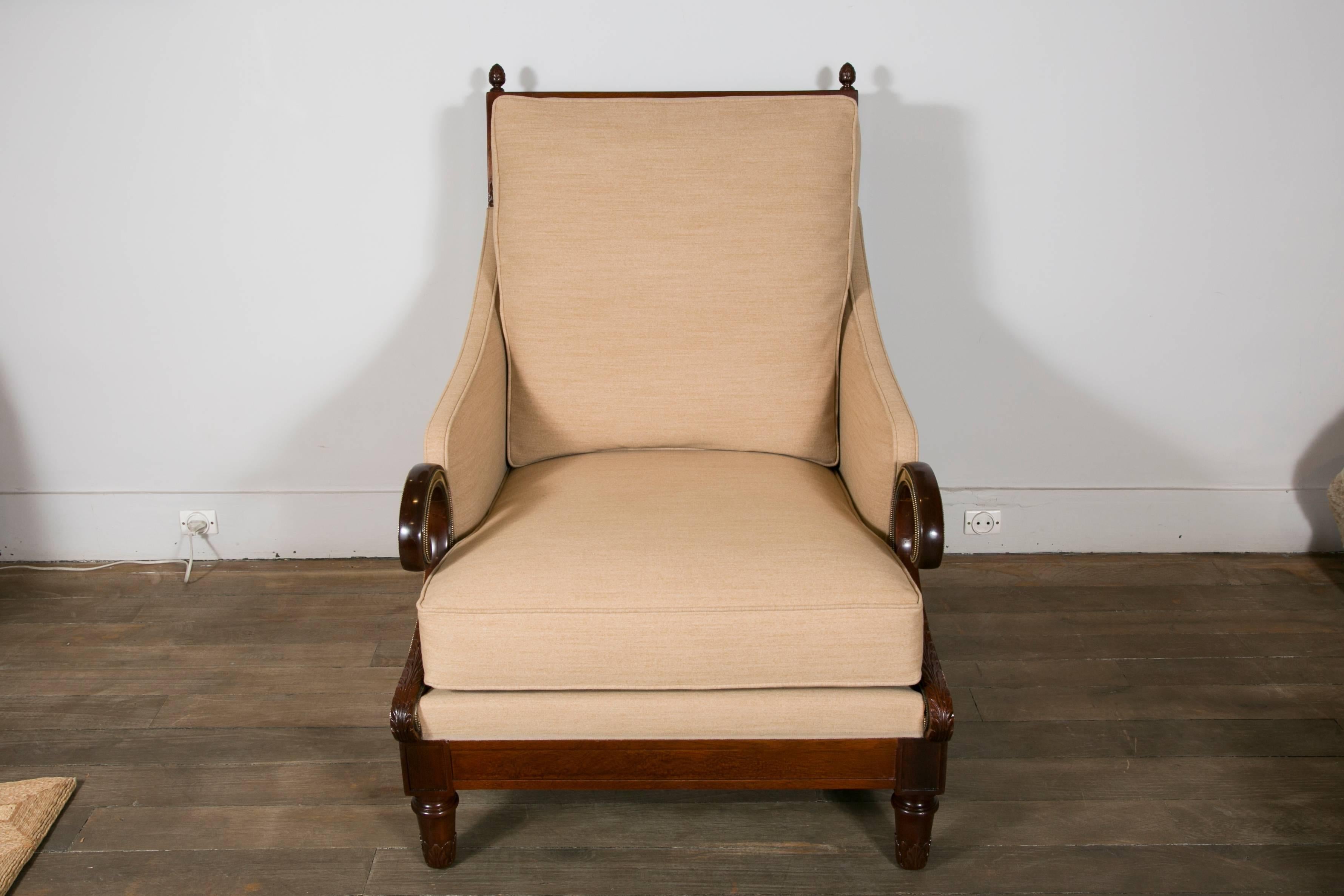 Large pair of mahogany and bronze lounge chairs, with scrolled arms and foliage decoration in bronze.
Newly re upholstered
Attributed to Maison Jansen
France, 1950s.