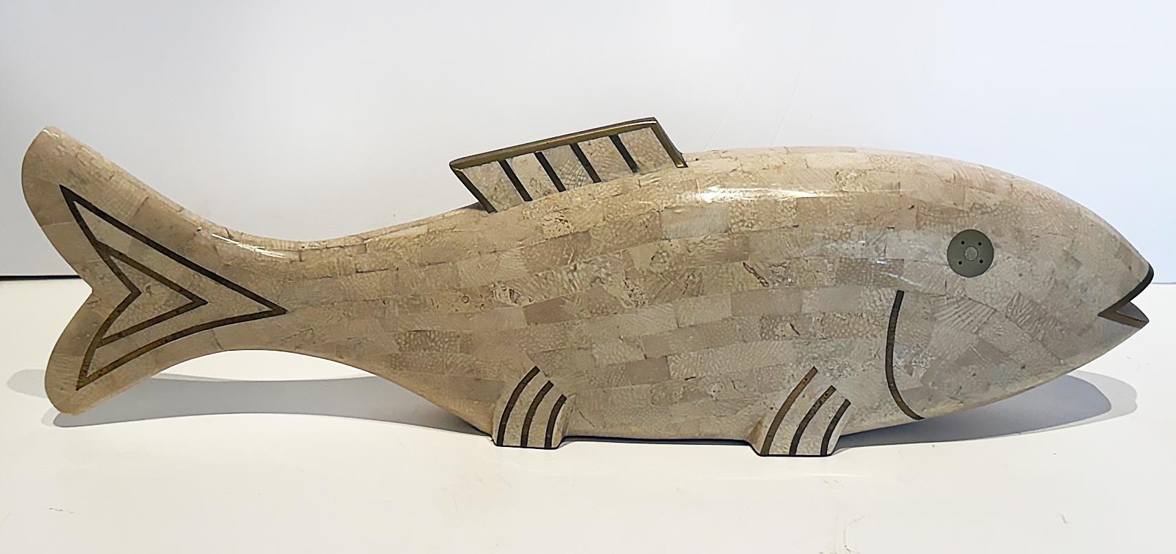 Grande coppia di pesci in ottone e pietra tessellata di Maitland Smith 

In vendita una bella e grande coppia di pesci tassellati a grandezza naturale realizzati da Maitland Smith. Il marmo a tessere è di colore beige e avorio in contrasto con gli