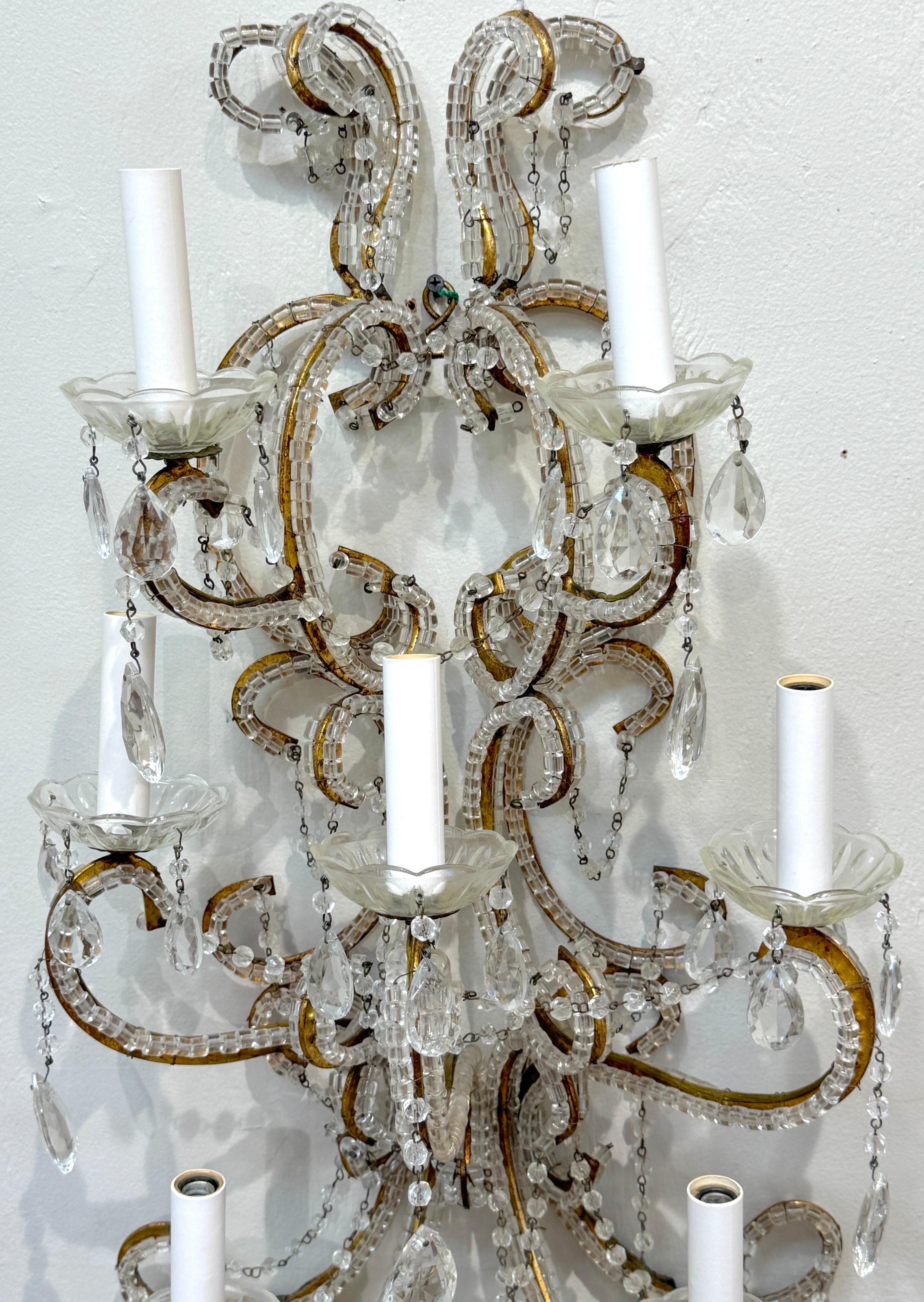 Perlé Grande paire d'appliques murales à 7 lumières en cristal de style Marie-Thérèse, Italie, vers 1950 en vente