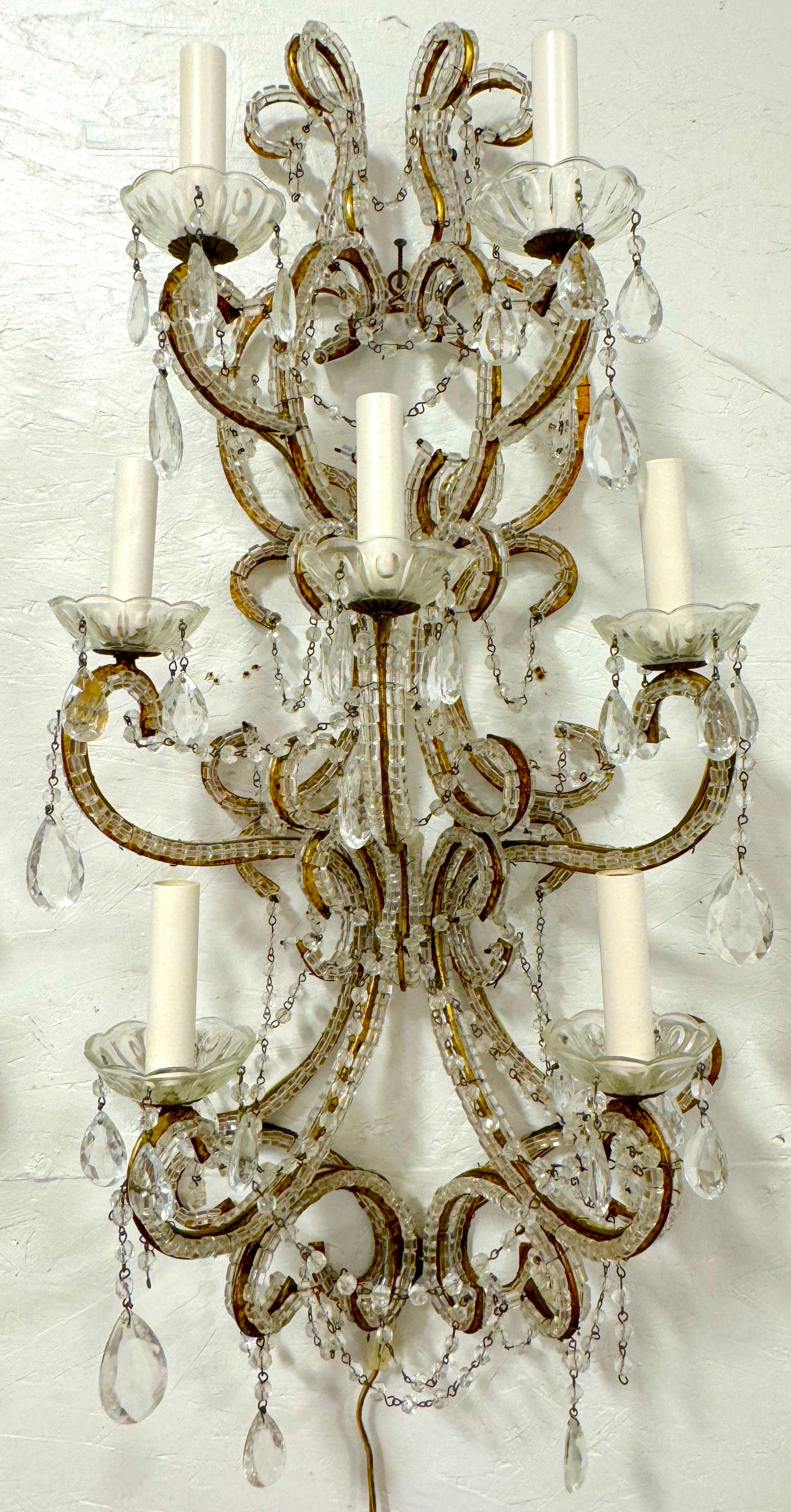 Laiton Grande paire d'appliques murales à 7 lumières en cristal de style Marie-Thérèse, Italie, vers 1950 en vente