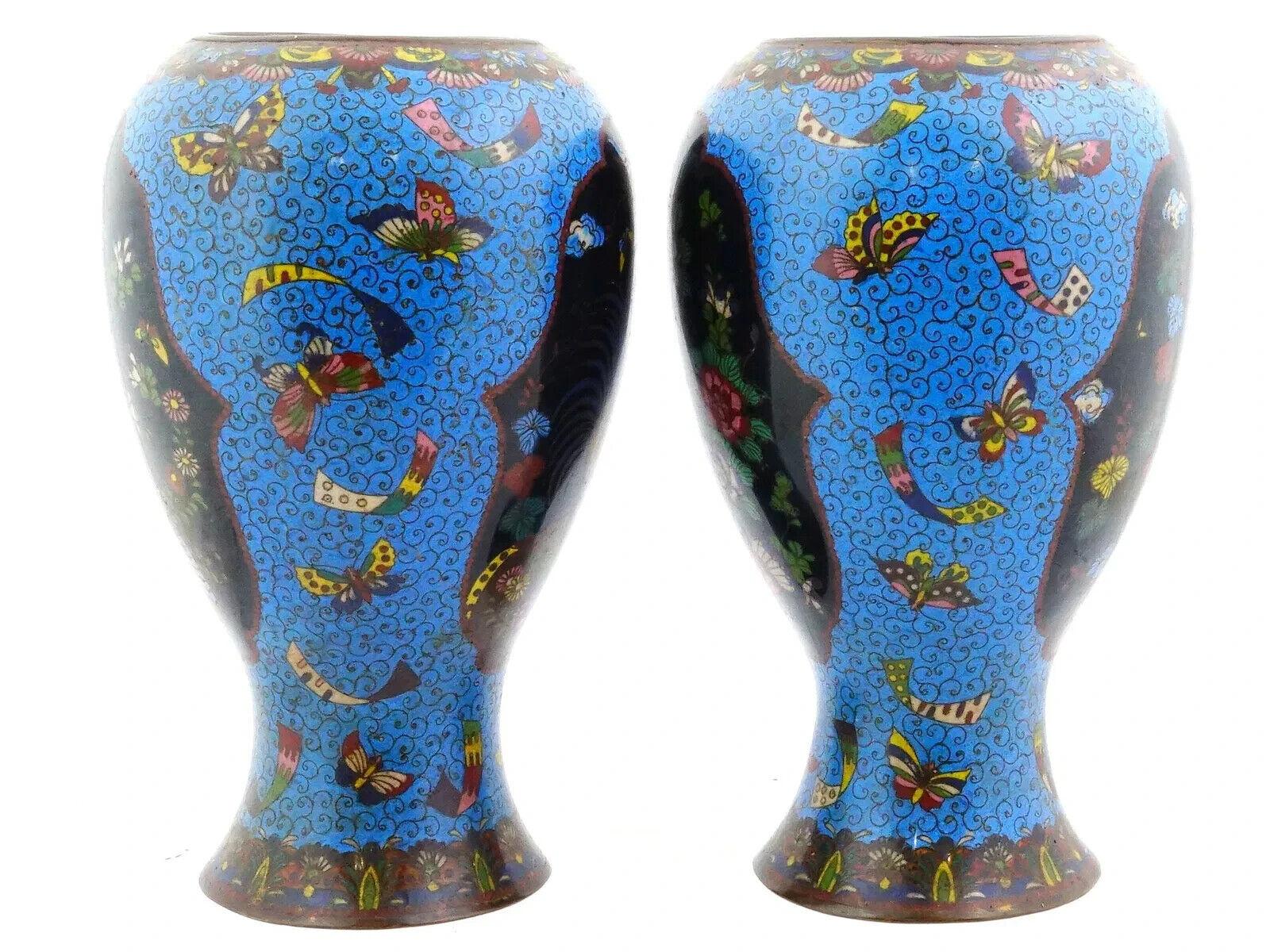 Gran Pareja De Jarrones Japoneses Meiji De Cloisonné Esmalte Azul Gallo Mariposa Japonés en venta