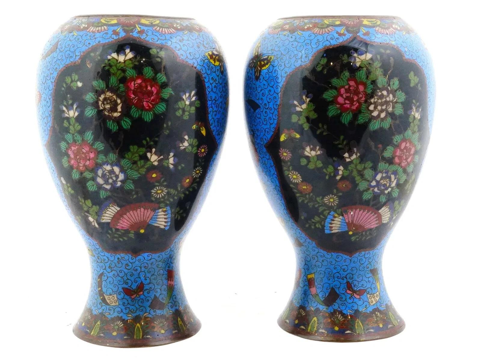 Gran Pareja De Jarrones Japoneses Meiji De Cloisonné Esmalte Azul Gallo Mariposa Cloissoné en venta