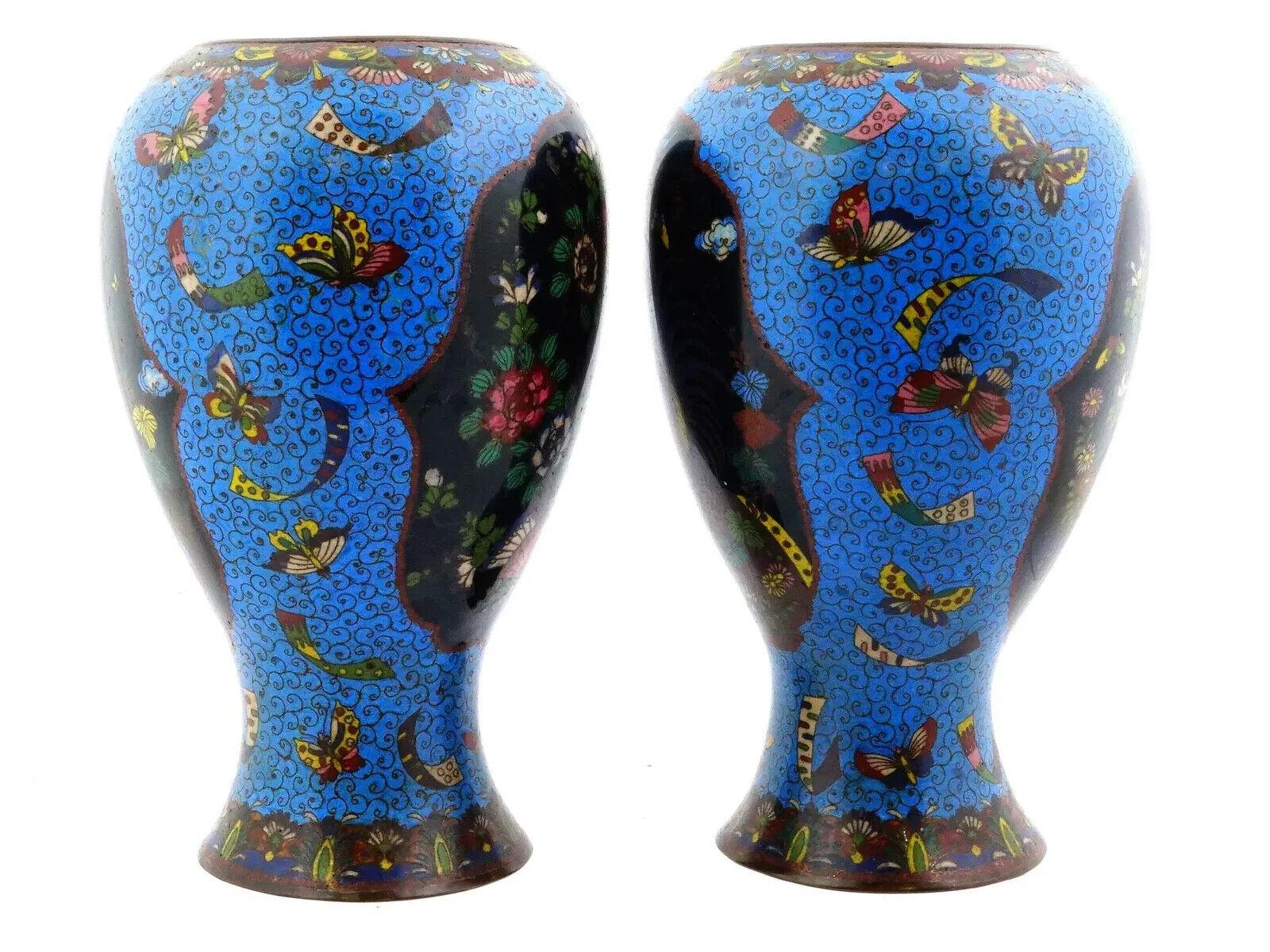 Gran Pareja De Jarrones Japoneses Meiji De Cloisonné Esmalte Azul Gallo Mariposa en Bueno estado para la venta en New York, NY