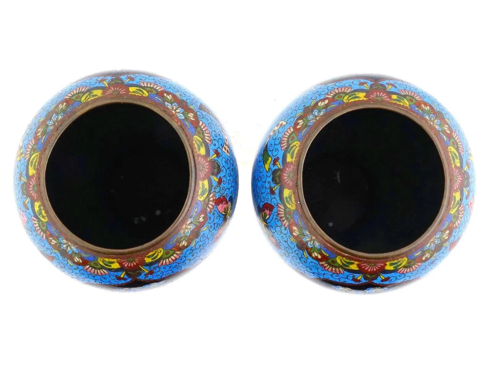 Gran Pareja De Jarrones Japoneses Meiji De Cloisonné Esmalte Azul Gallo Mariposa siglo XX en venta