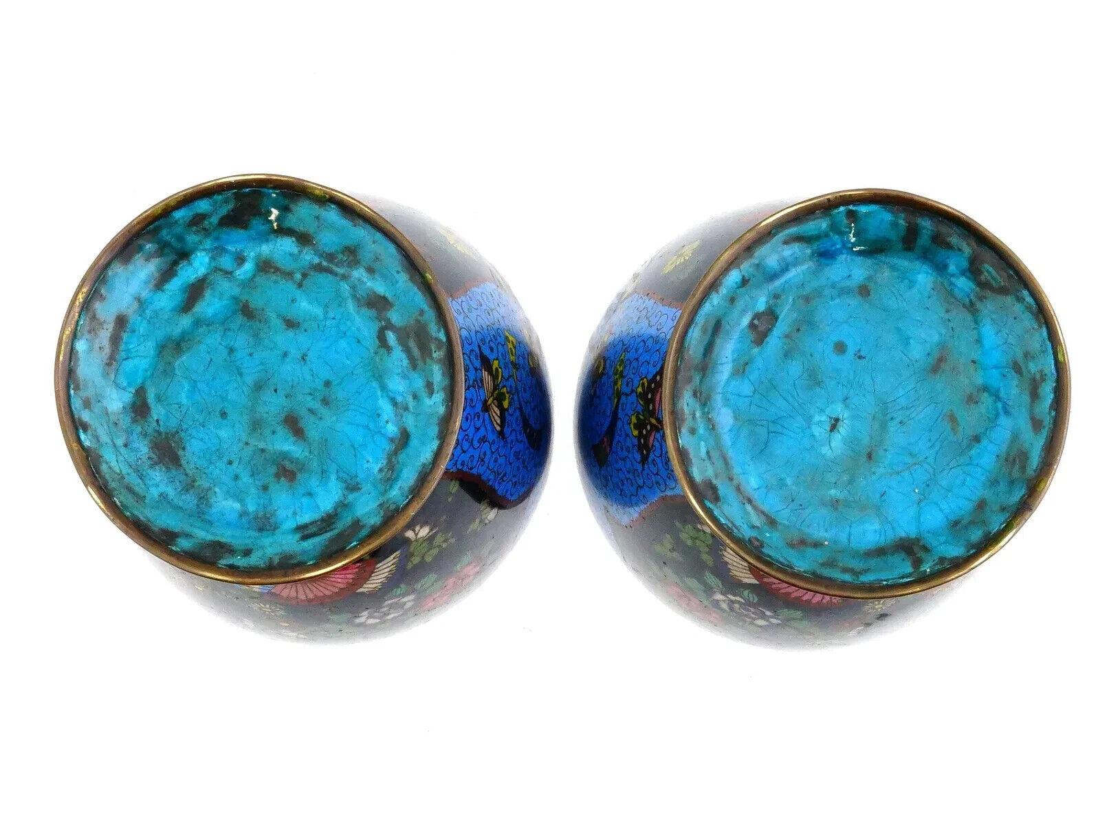 Gran Pareja De Jarrones Japoneses Meiji De Cloisonné Esmalte Azul Gallo Mariposa Cobre en venta