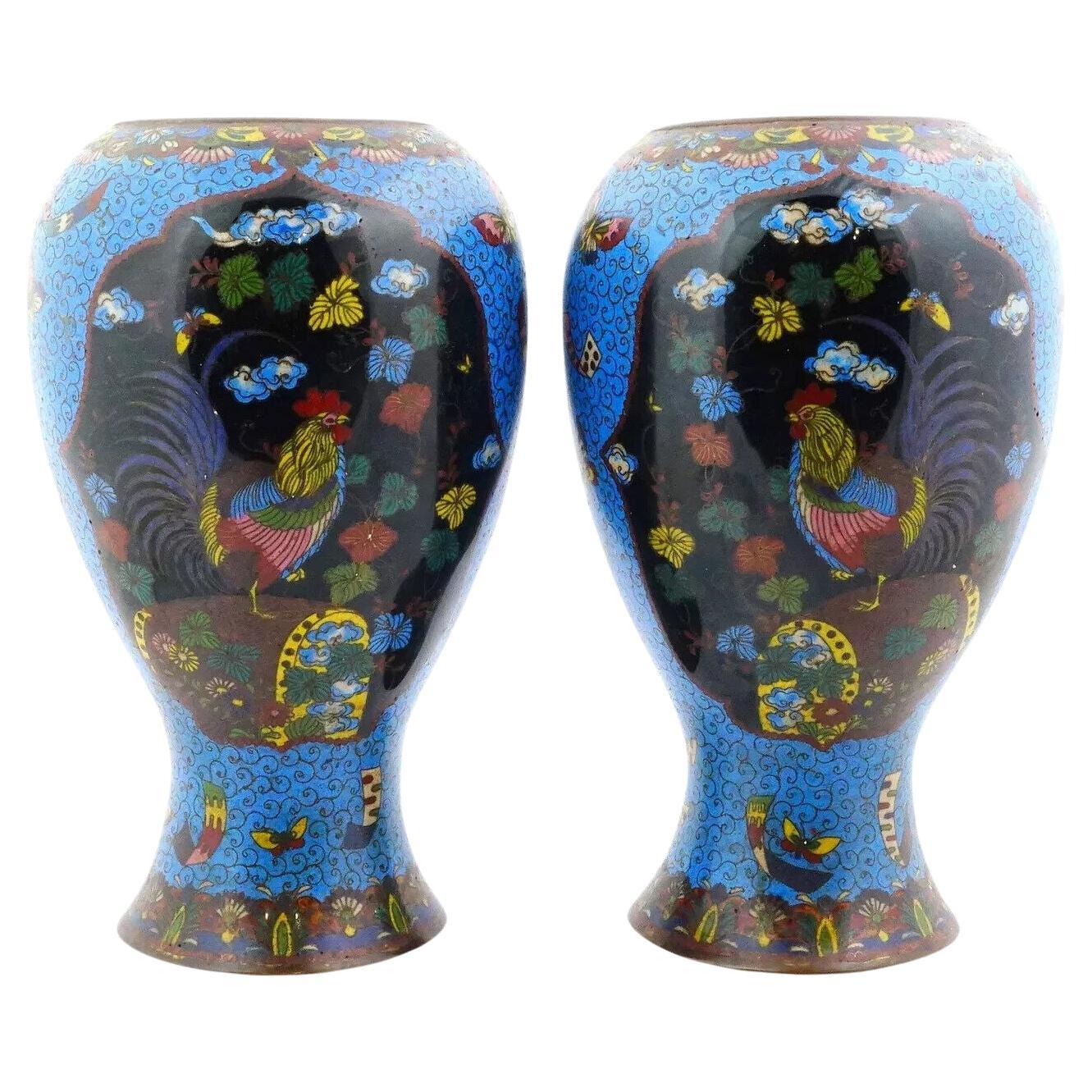 Gran Pareja De Jarrones Japoneses Meiji De Cloisonné Esmalte Azul Gallo Mariposa