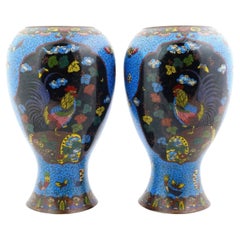 Gran Pareja De Jarrones Japoneses Meiji De Cloisonné Esmalte Azul Gallo Mariposa