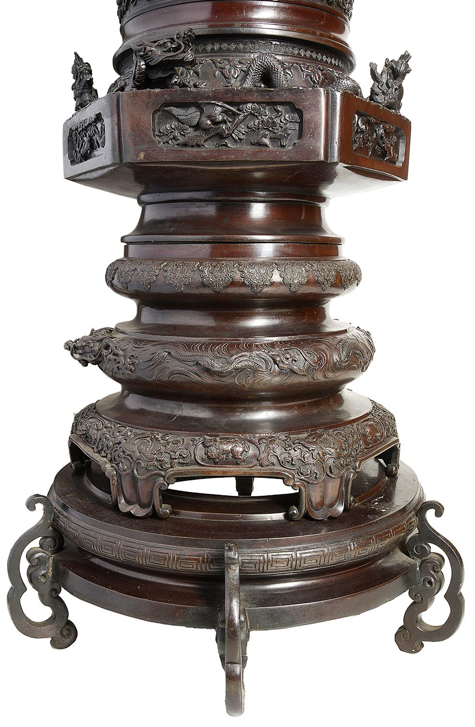 Grande paire de vases japonais en bronze de la période Meiji en vente 4