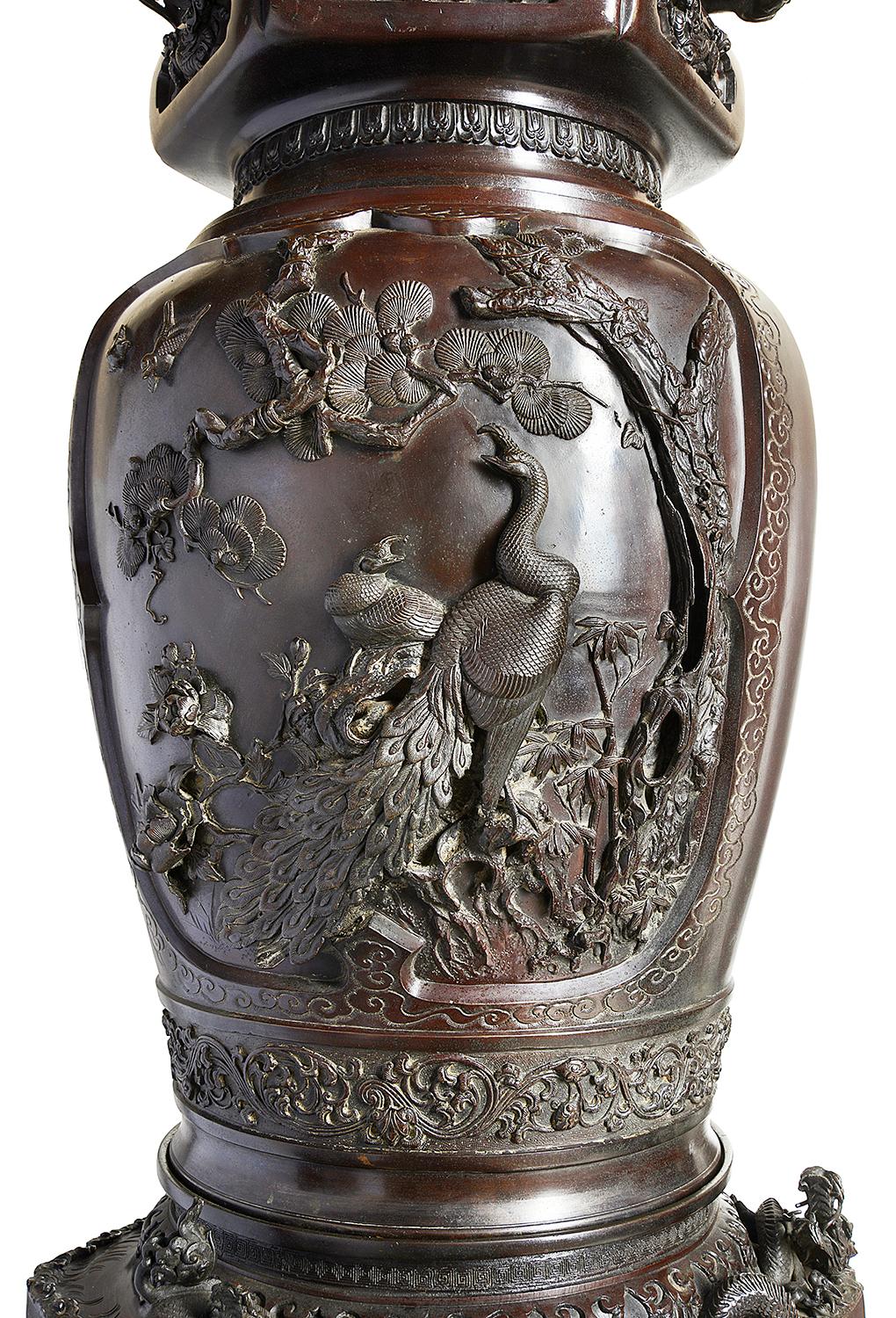 Grande paire de vases japonais en bronze de la période Meiji en vente 6