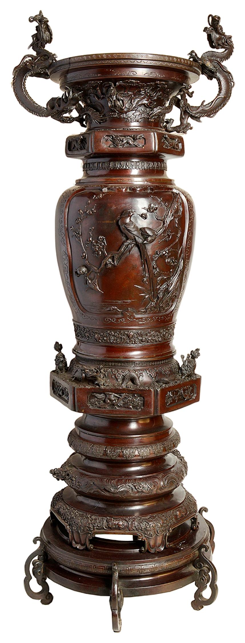 Une paire très impressionnante et de bonne qualité de vases à deux anses en bronze de la période Meiji (1868-1912). Chacune d'entre elles présente de merveilleuses scènes classiques de fleurs et d'oiseaux, entourées de dragons et de motifs mythiques.