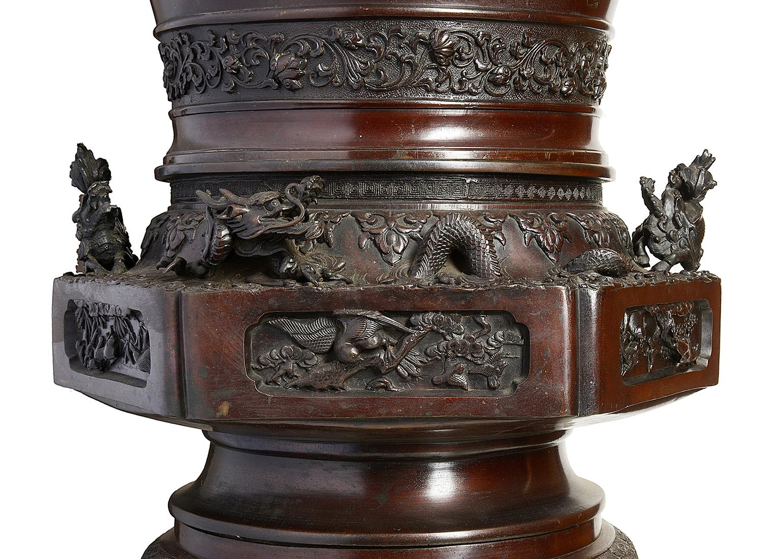 Bronze Grande paire de vases japonais en bronze de la période Meiji en vente