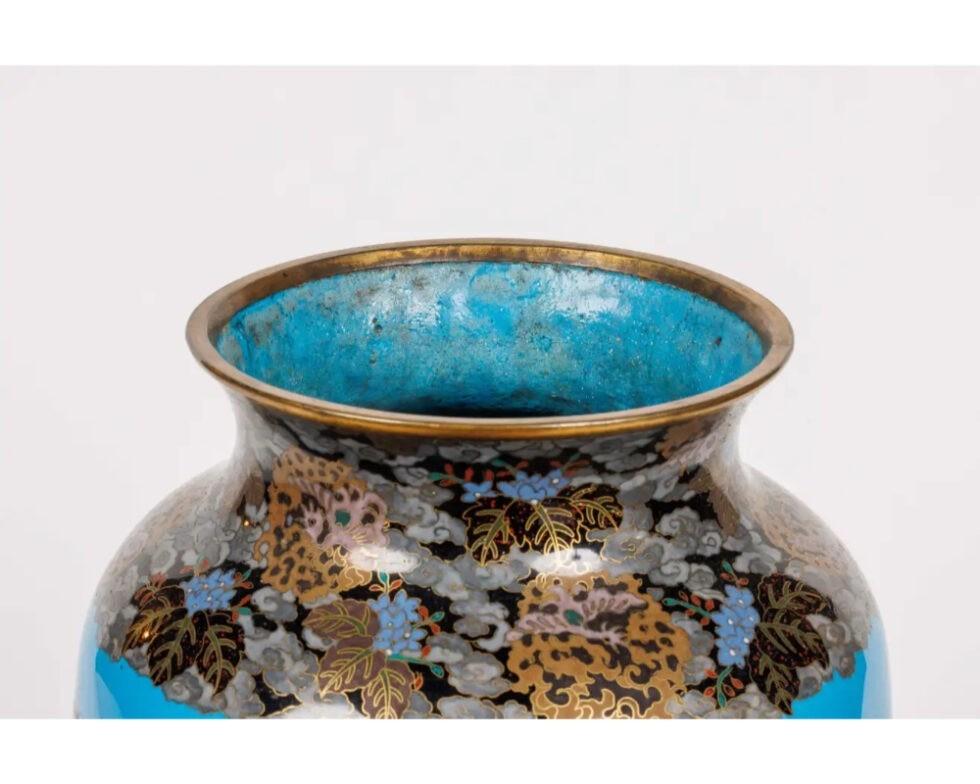 Grande paire de vases en émail cloisonné japonais de la période Meiji, attribués à Goto en vente 9