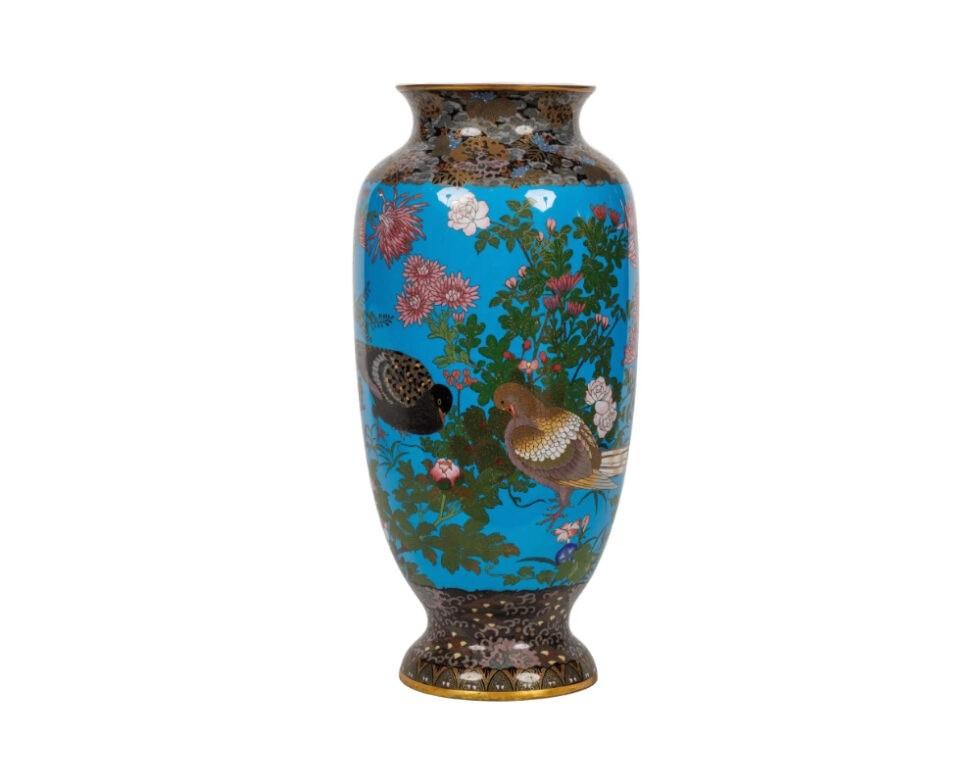 Une grande paire de vases en émail cloisonné japonais de la période Meiji, attribués à Goto Seizaburo, 19e siècle.
 
Ces vases ont été fabriqués pendant la période Meiji (1868-1912) au Japon et se caractérisent par leur fond en émail bleu avec des