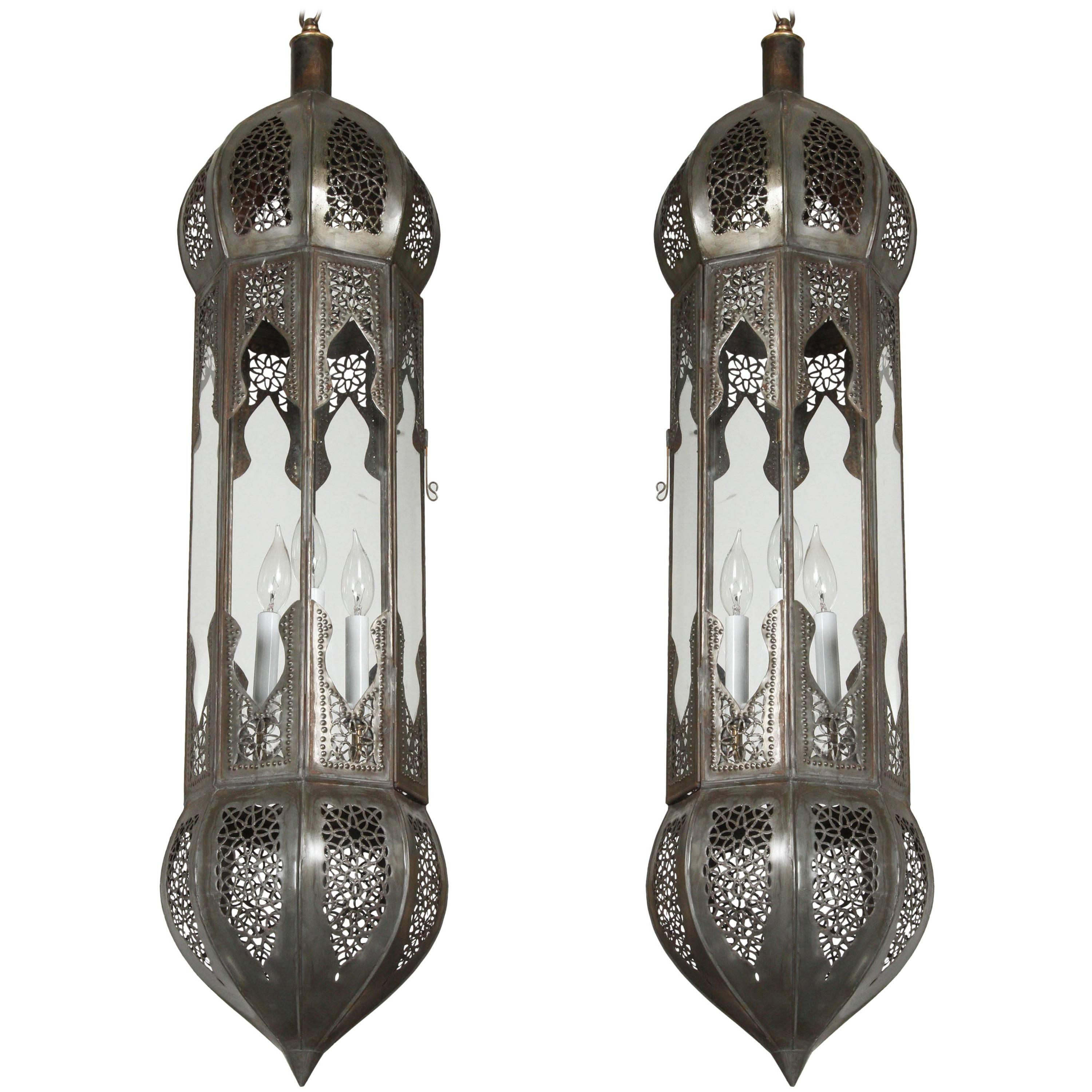 Grande paire de lanternes marocaines mauresques à suspension en métal et verre transparent en vente