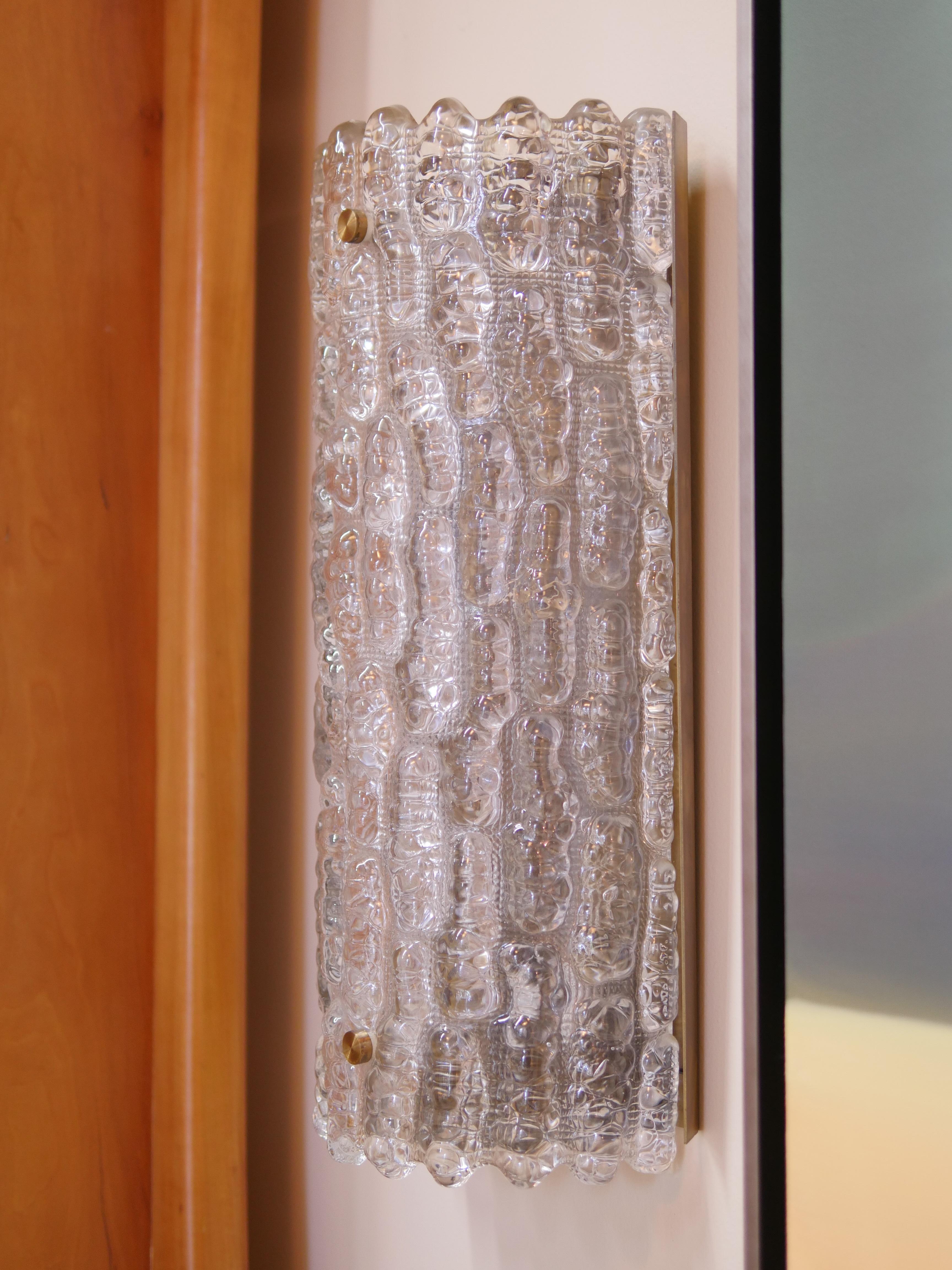 Großes Paar Wandleuchter aus Glas und Messing von Carl Fagerlund für Orrefors aus der Mitte des Jahrhunderts (20. Jahrhundert) im Angebot