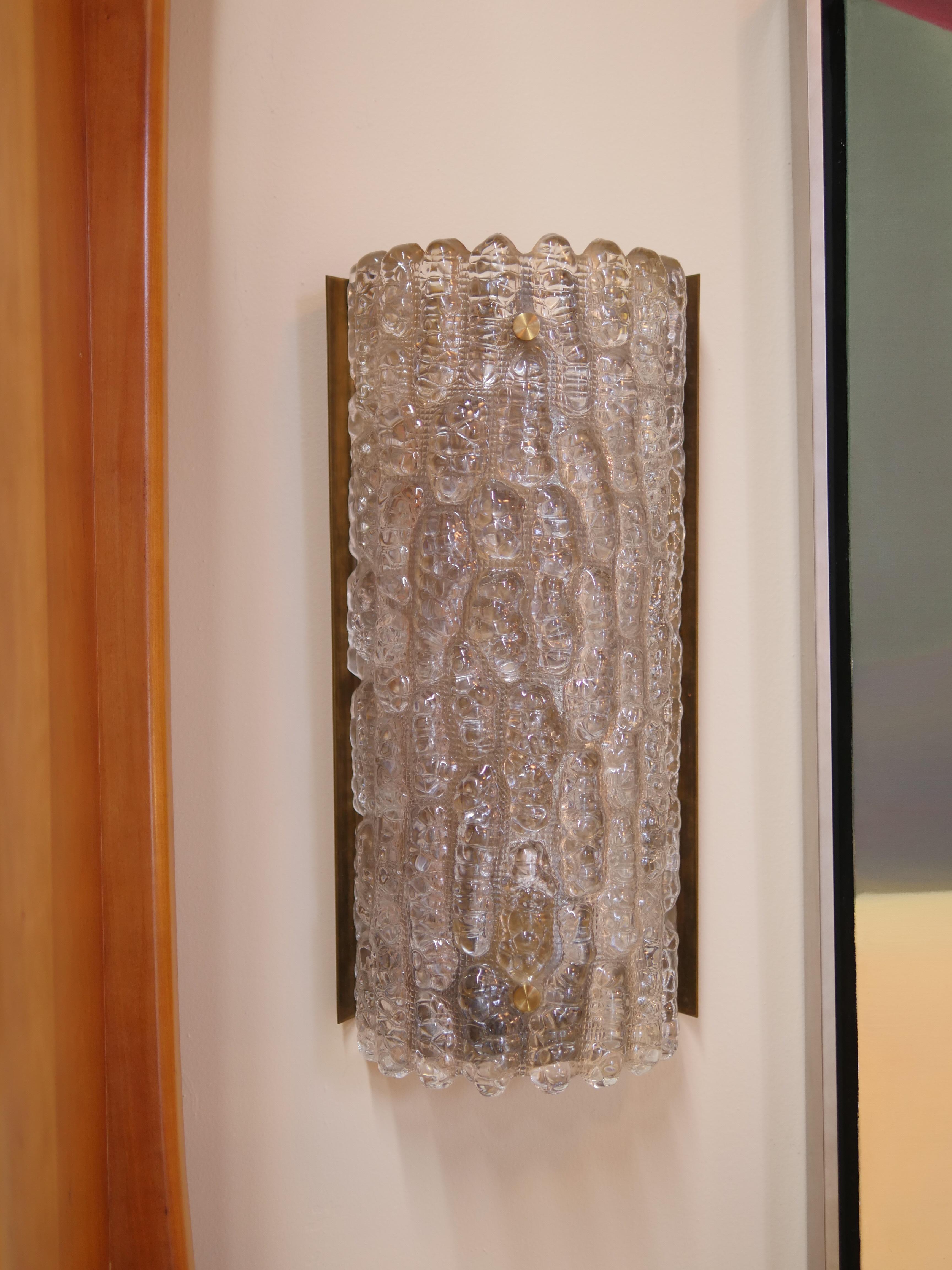Großes Paar Wandleuchter aus Glas und Messing von Carl Fagerlund für Orrefors aus der Mitte des Jahrhunderts im Angebot 1