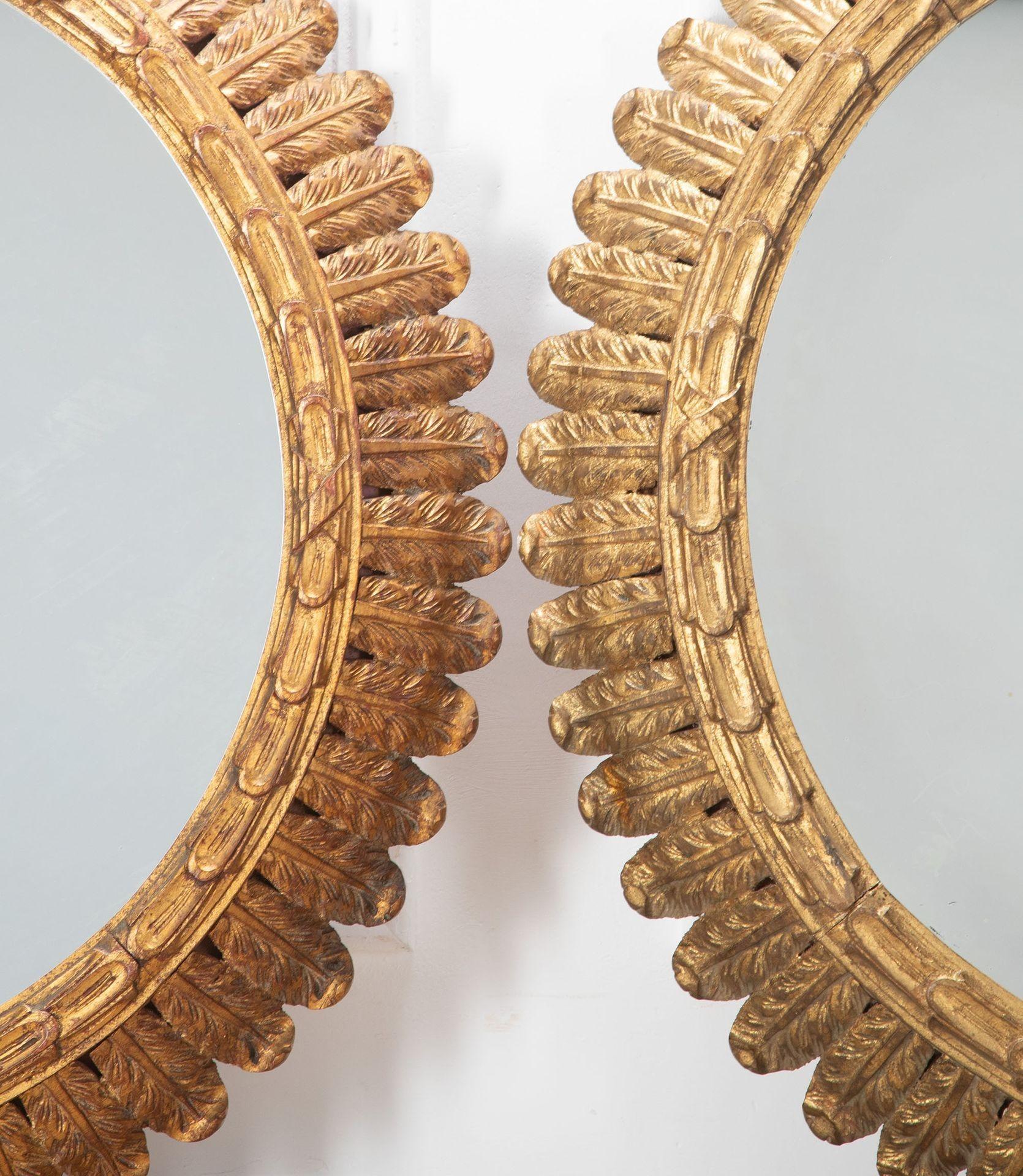 Milieu du XXe siècle Grande paire de miroirs de soleil en bois doré sculpté du milieu du siècle dernier en vente
