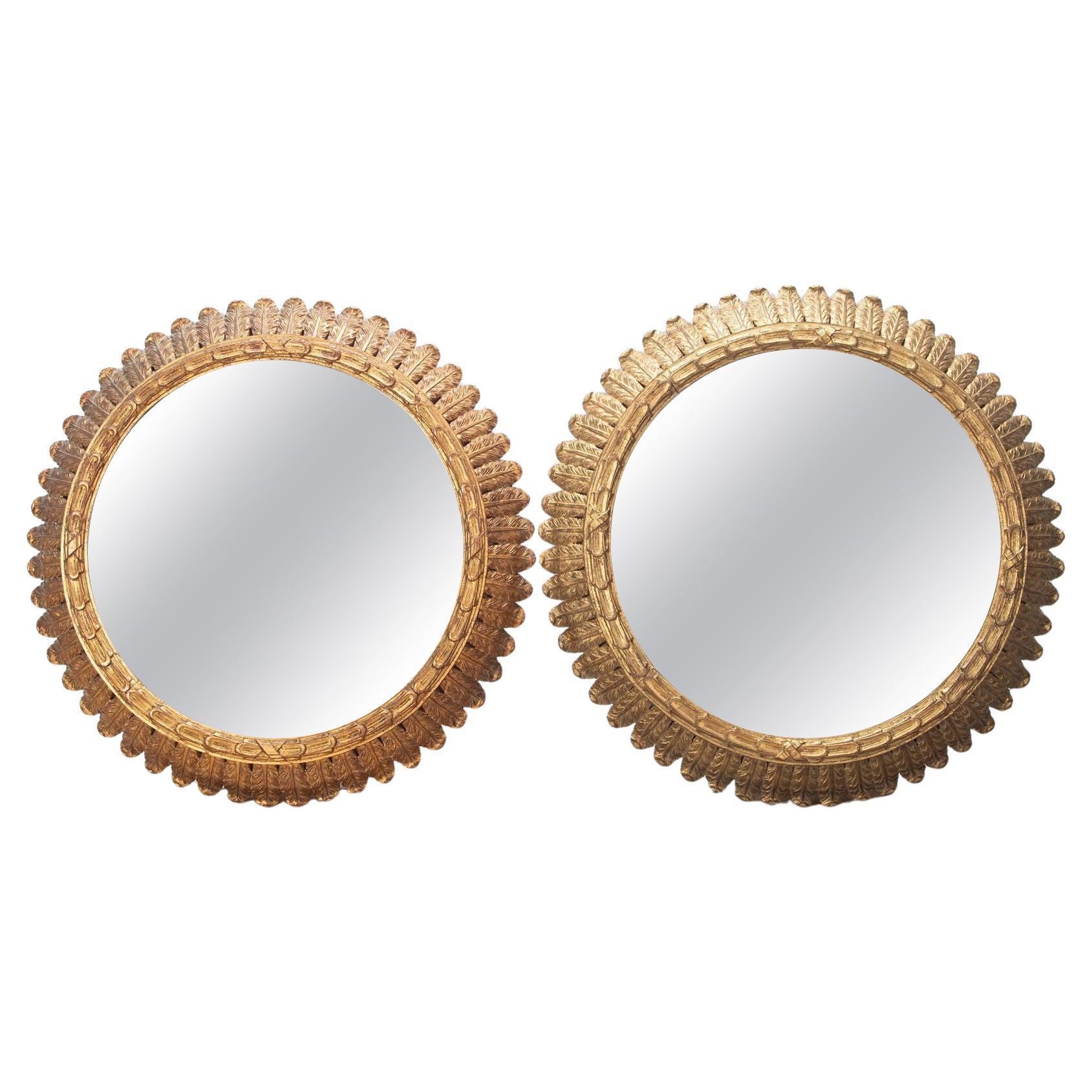 Grande paire de miroirs de soleil en bois doré sculpté du milieu du siècle dernier