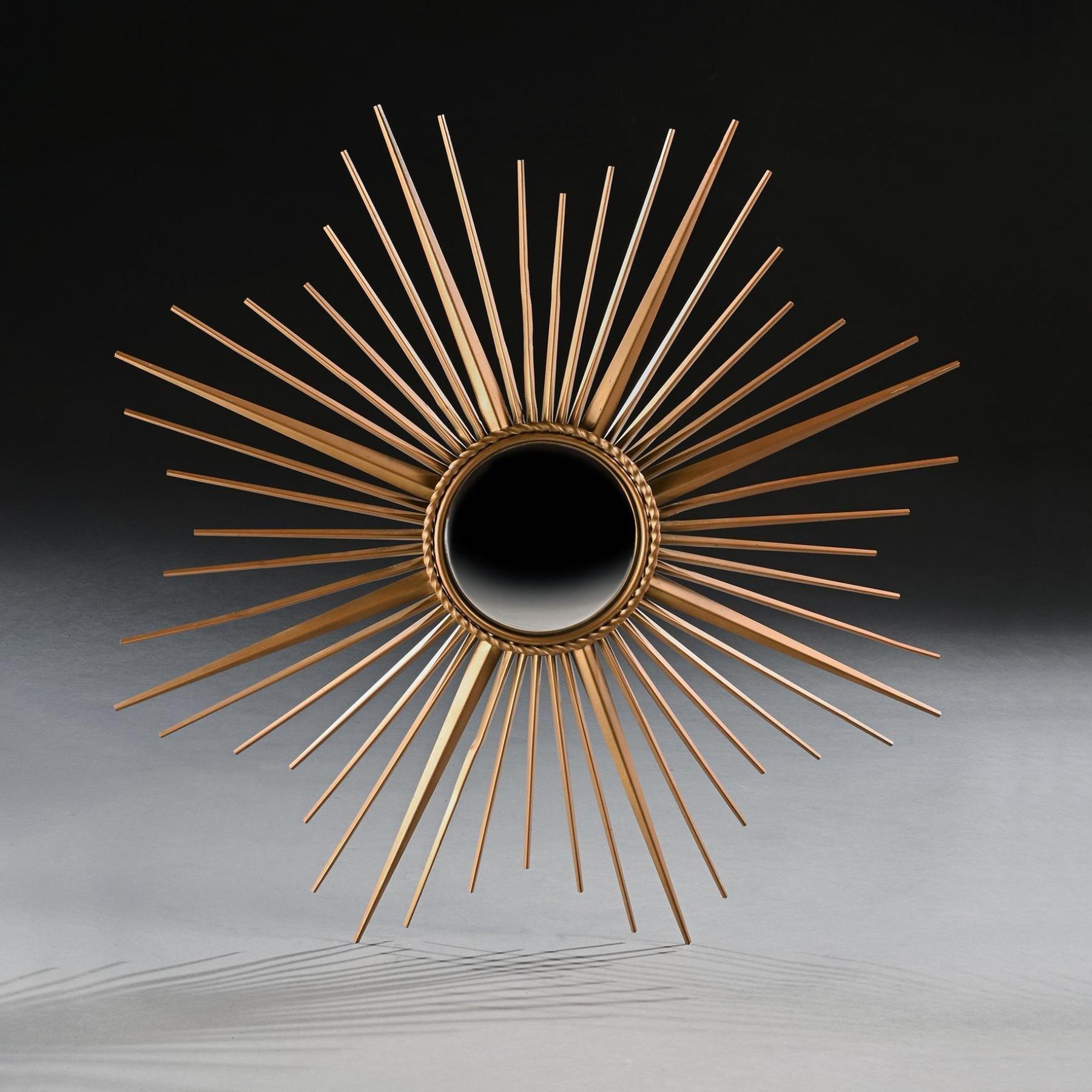 Pareja fina y decorativa de grandes espejos de sol Chaty Vallauris de mediados del siglo XX con las placas convexas originales 

Francés Circa 1950-60's

El diseñador y fabricante francés Chaty Vallauris fabricó estos espejos, uno de los icónicos