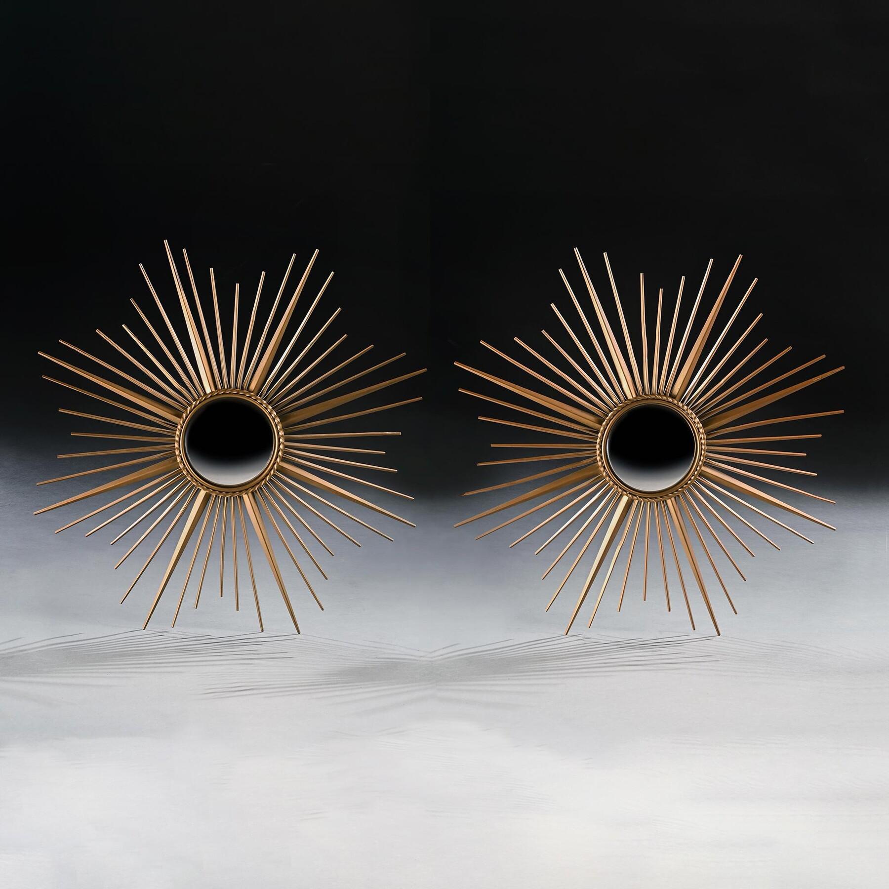Pareja de espejos de mediados de siglo Chaty Vallauris Sunburst con placas convexas Francés en venta