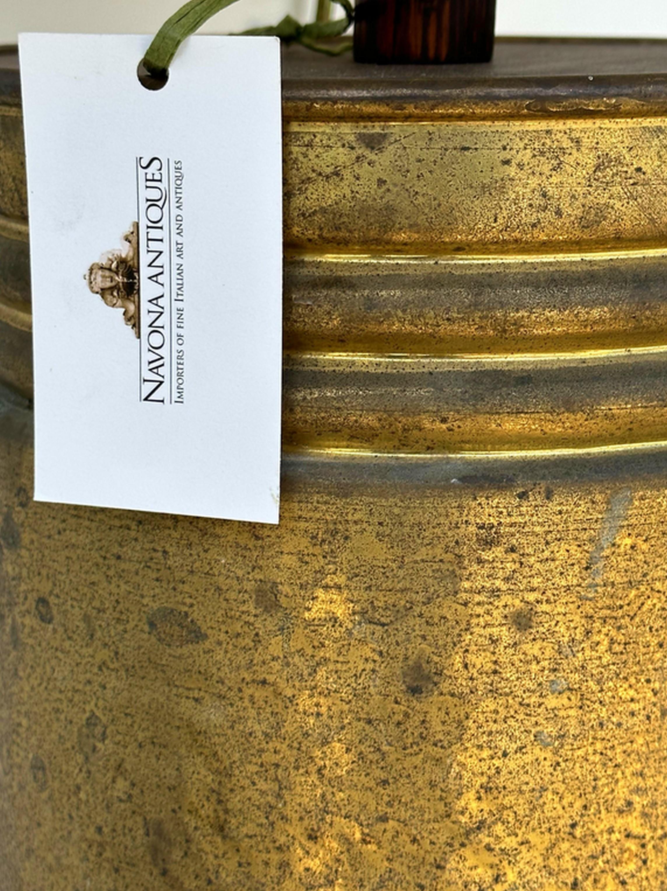 Grande coppia di lampade in ottone martellato della metà del secolo scorso in vendita 4