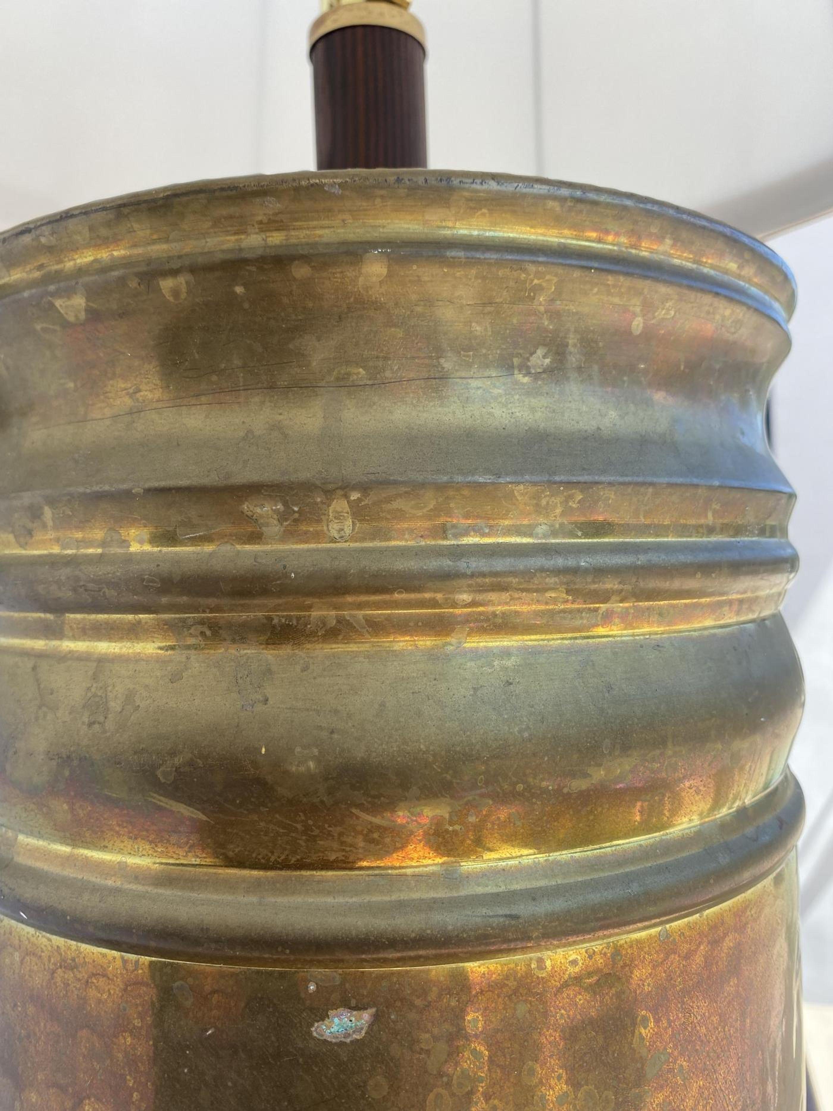 Grande coppia di lampade in ottone martellato della metà del secolo scorso In condizioni buone in vendita a Los Angeles, CA