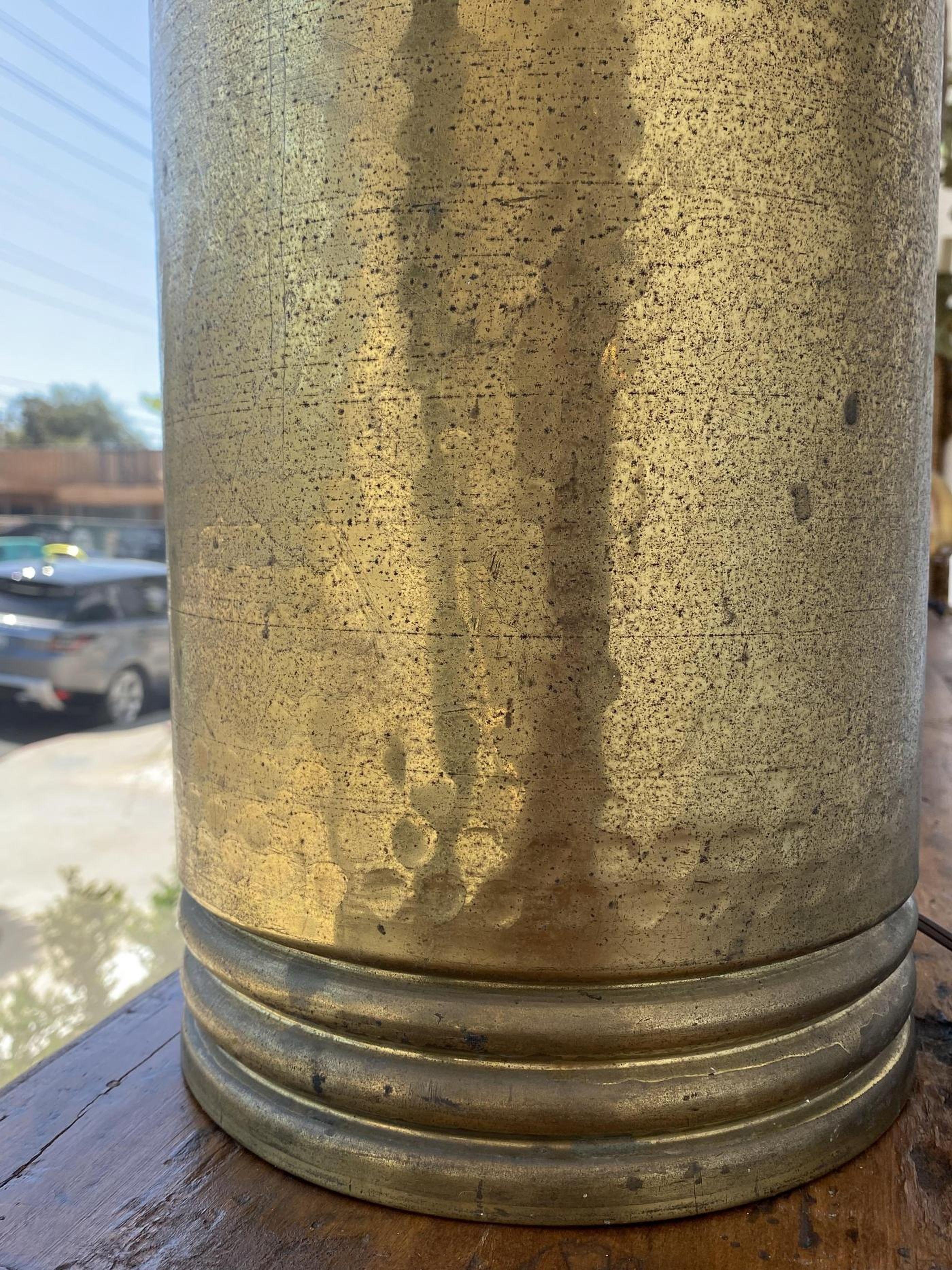 XX secolo Grande coppia di lampade in ottone martellato della metà del secolo scorso in vendita