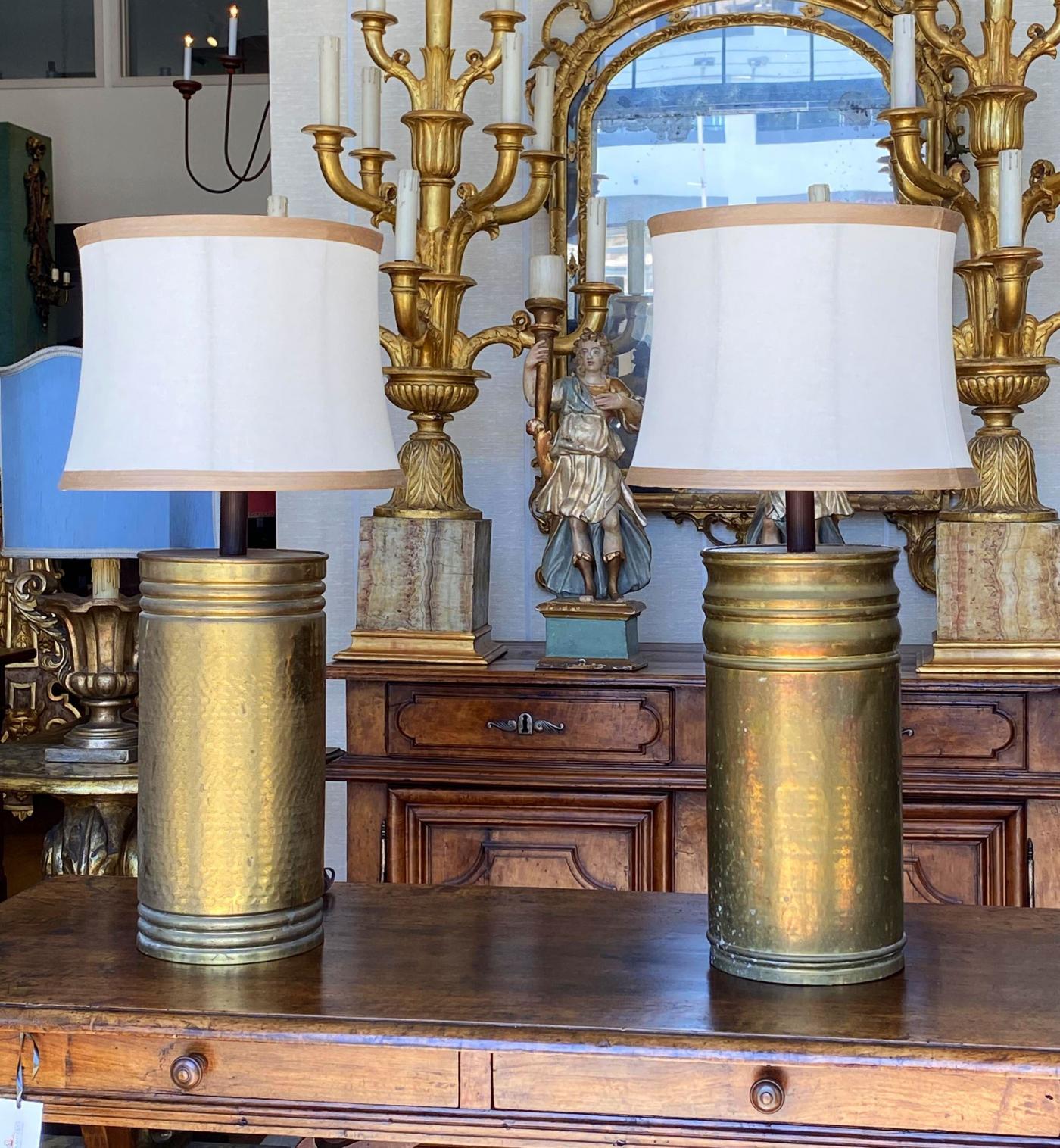 Italian Large Pair of Midcentury Hammered Brass Lamps For Sale