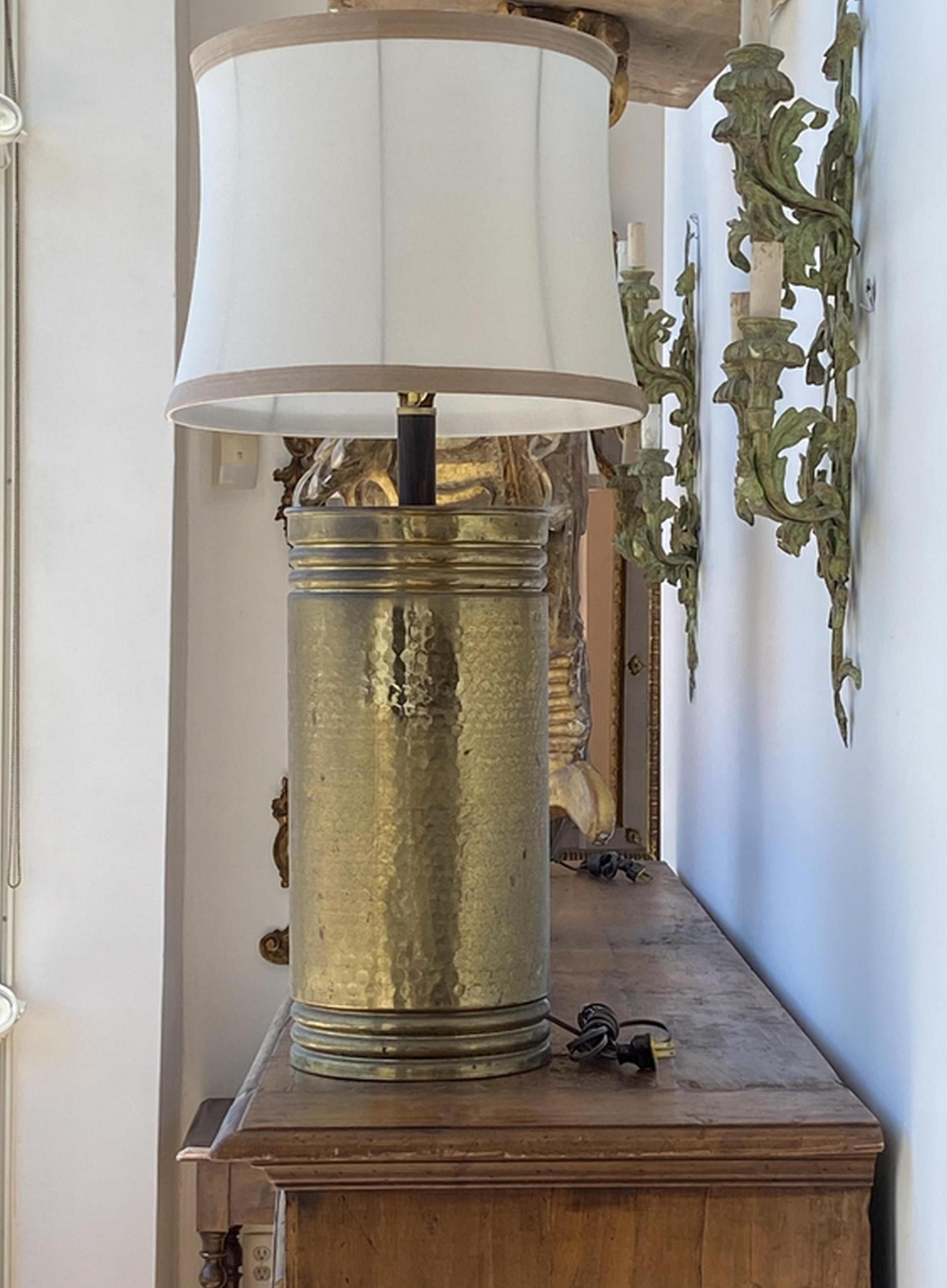 Grande coppia di lampade in ottone martellato della metà del secolo scorso in vendita 1