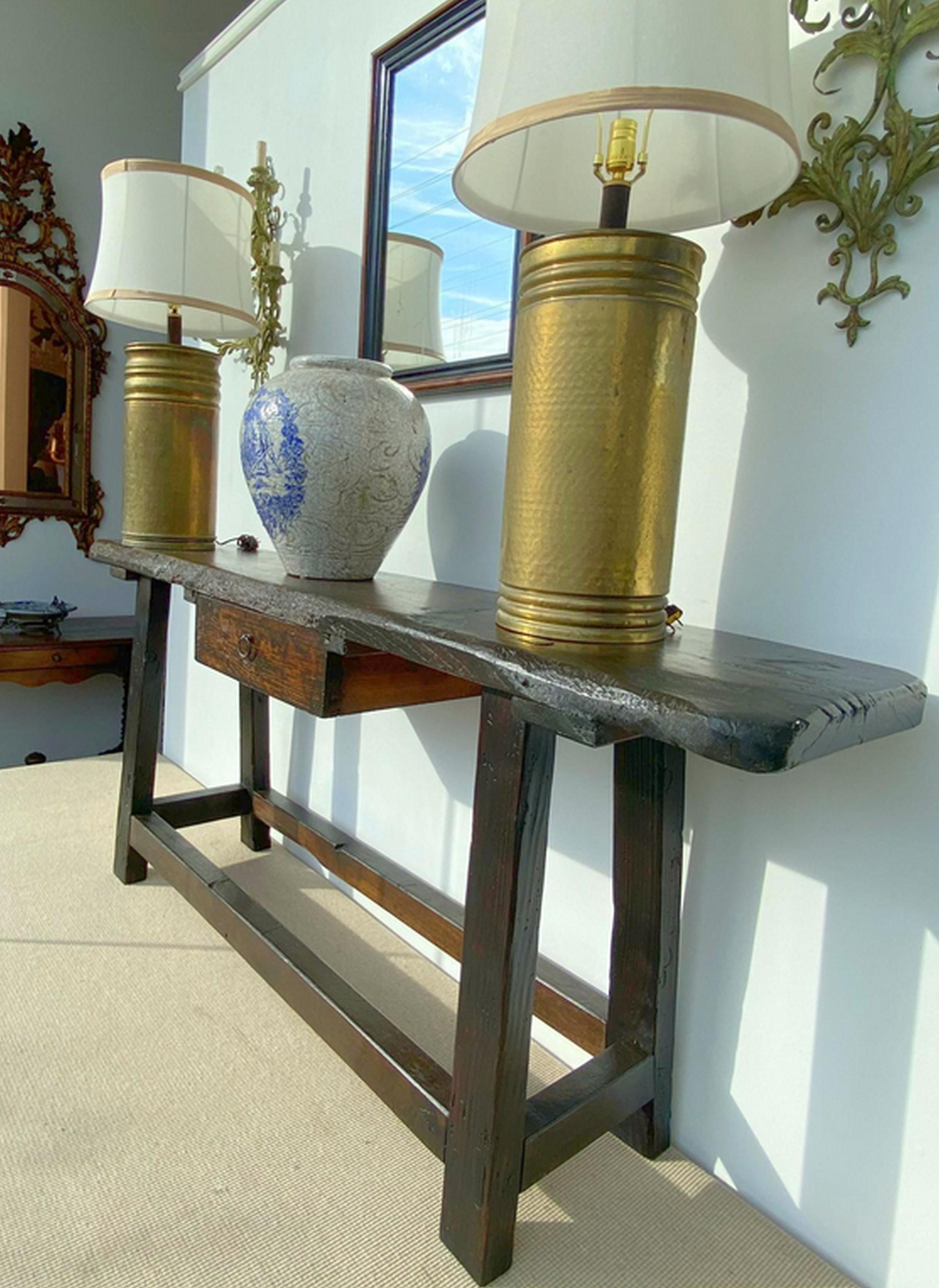 Grande coppia di lampade in ottone martellato della metà del secolo scorso in vendita 3