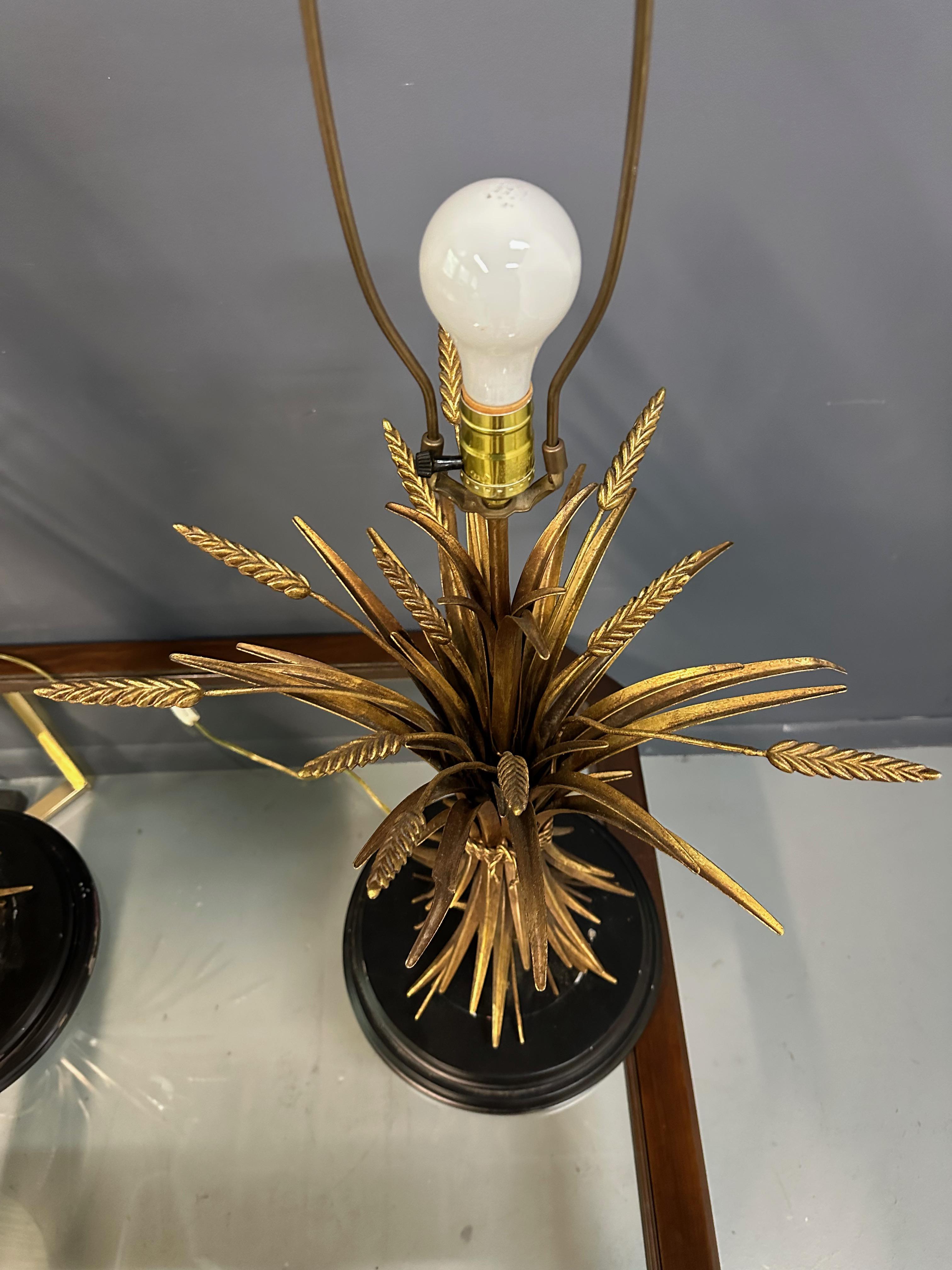 Large Pair of Mid-Century Italian Gilt Metal Sheaf of Wheat Table Lamps In Good Condition For Sale In Philadelphia, PA