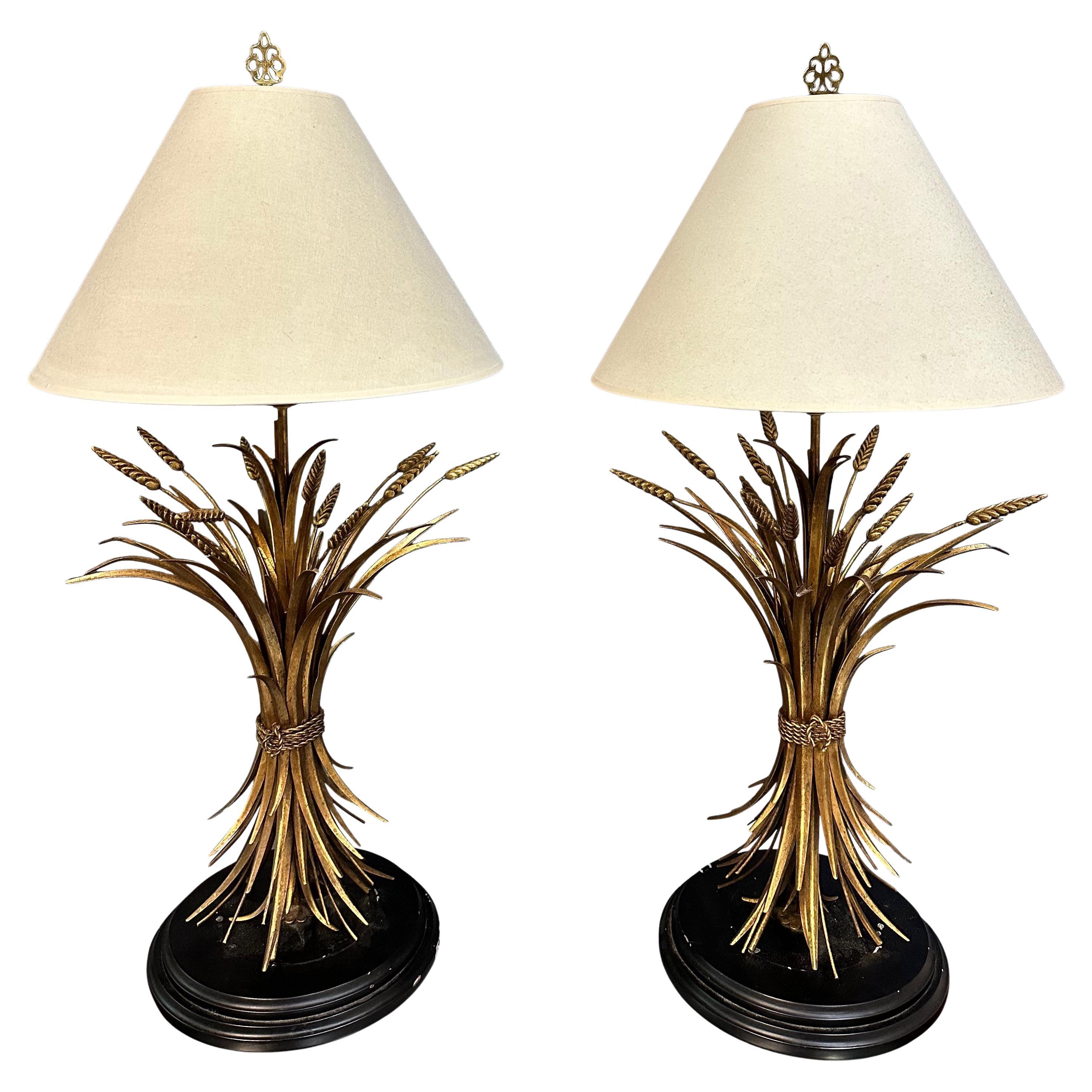 Grande paire de lampes de table italiennes du milieu du siècle en métal doré en forme de gerbe de blé