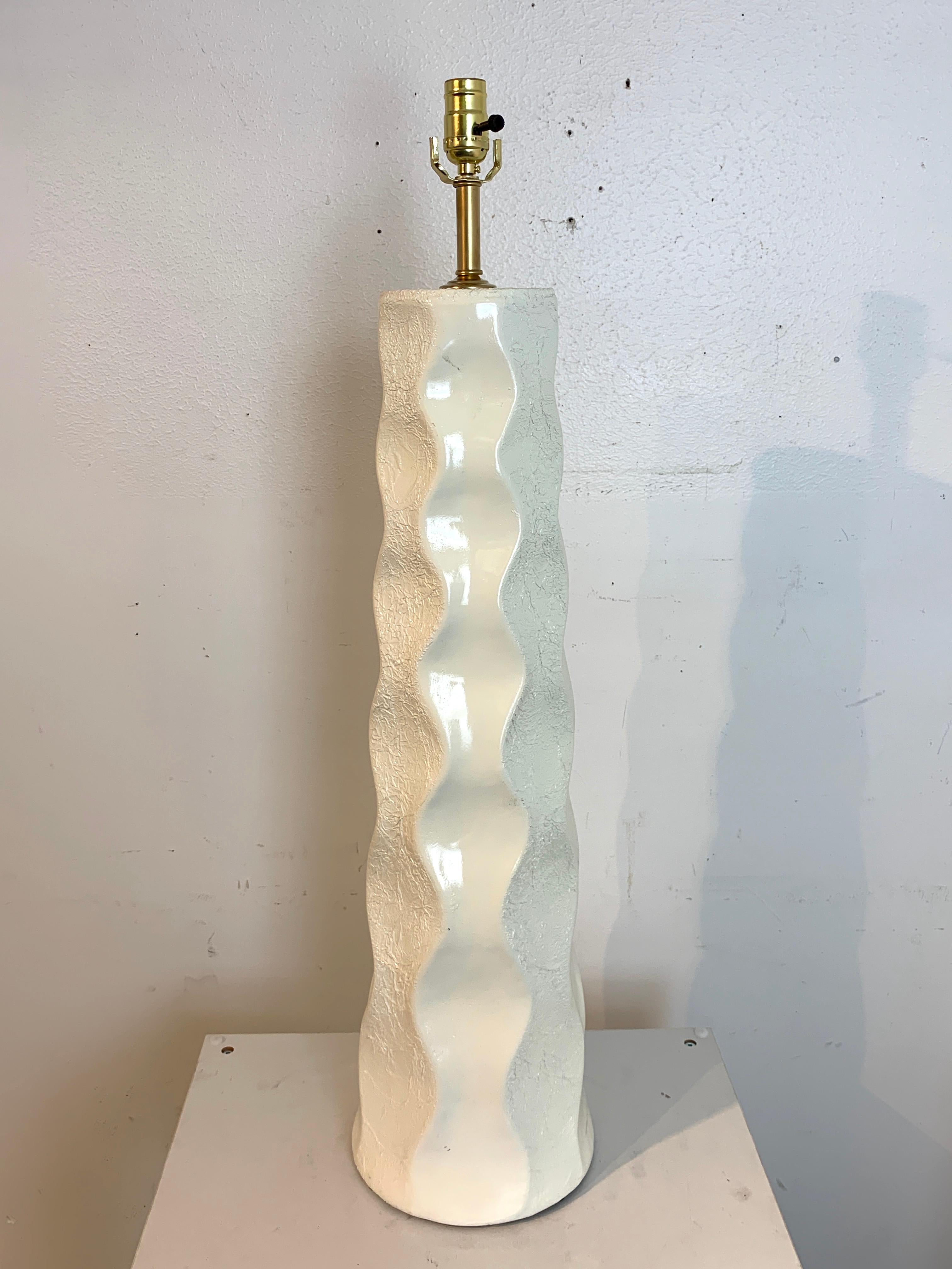 Large Pair of Mid-Century Modern Undulating Textured Column Lamps, in White In Good Condition In West Palm Beach, FL