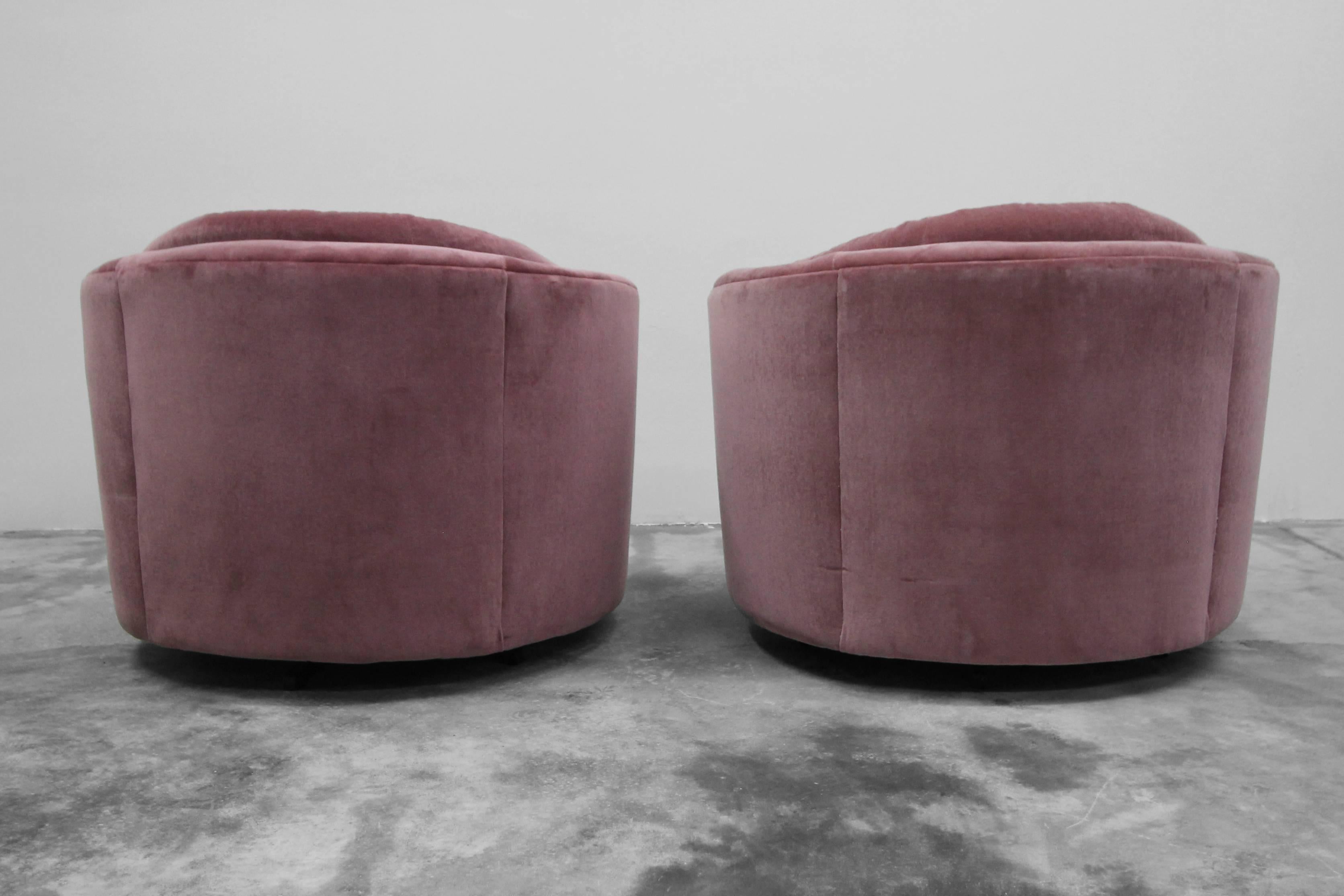 Large Pair of Midcentury Tufted Back Barrel Swivel Chairs by Milo Baughman 1
