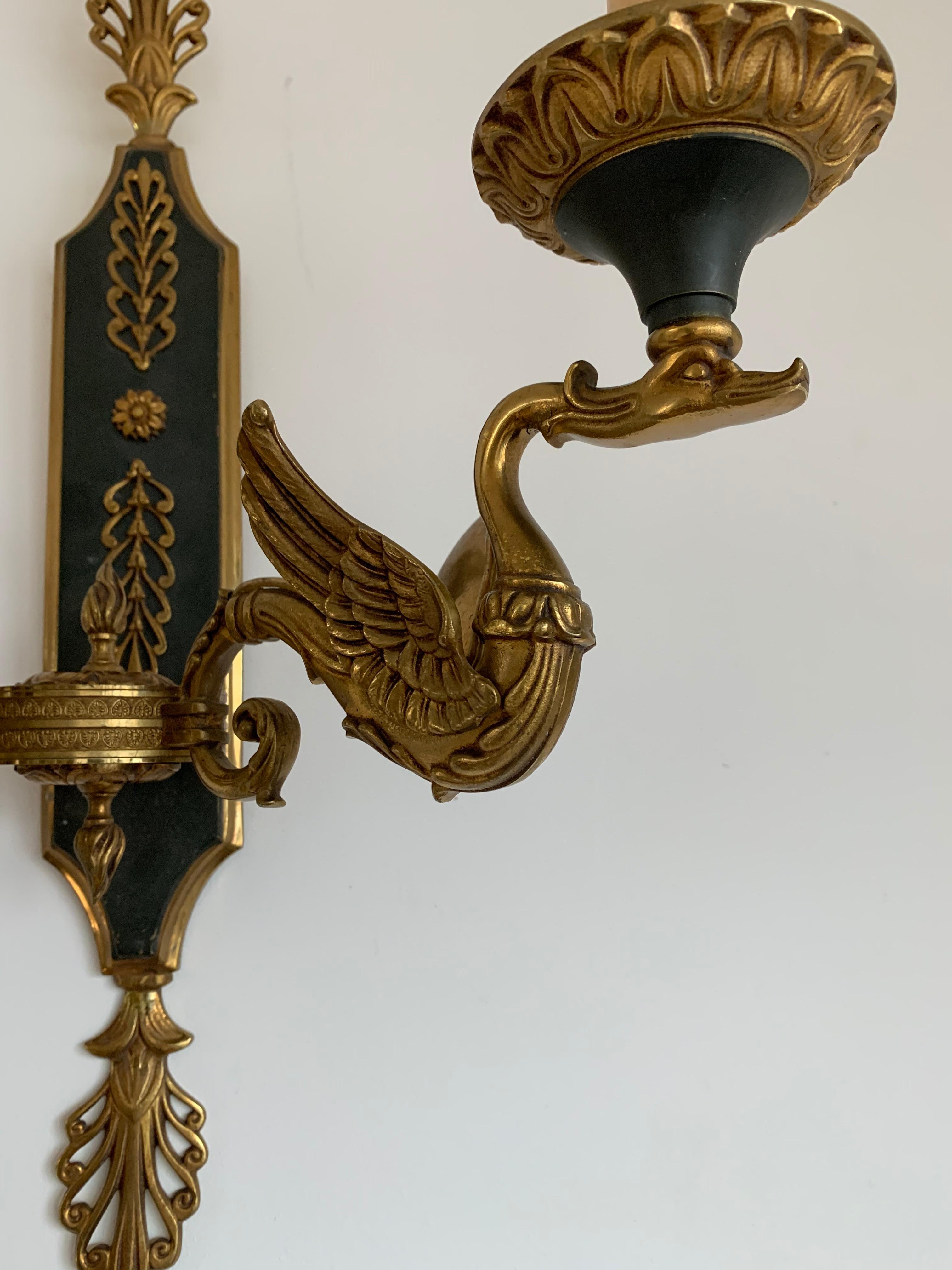 Großes Paar:: Empire Revival Bronze Schwan-Skulptur Wandleuchter / Leuchten (Handgefertigt) im Angebot