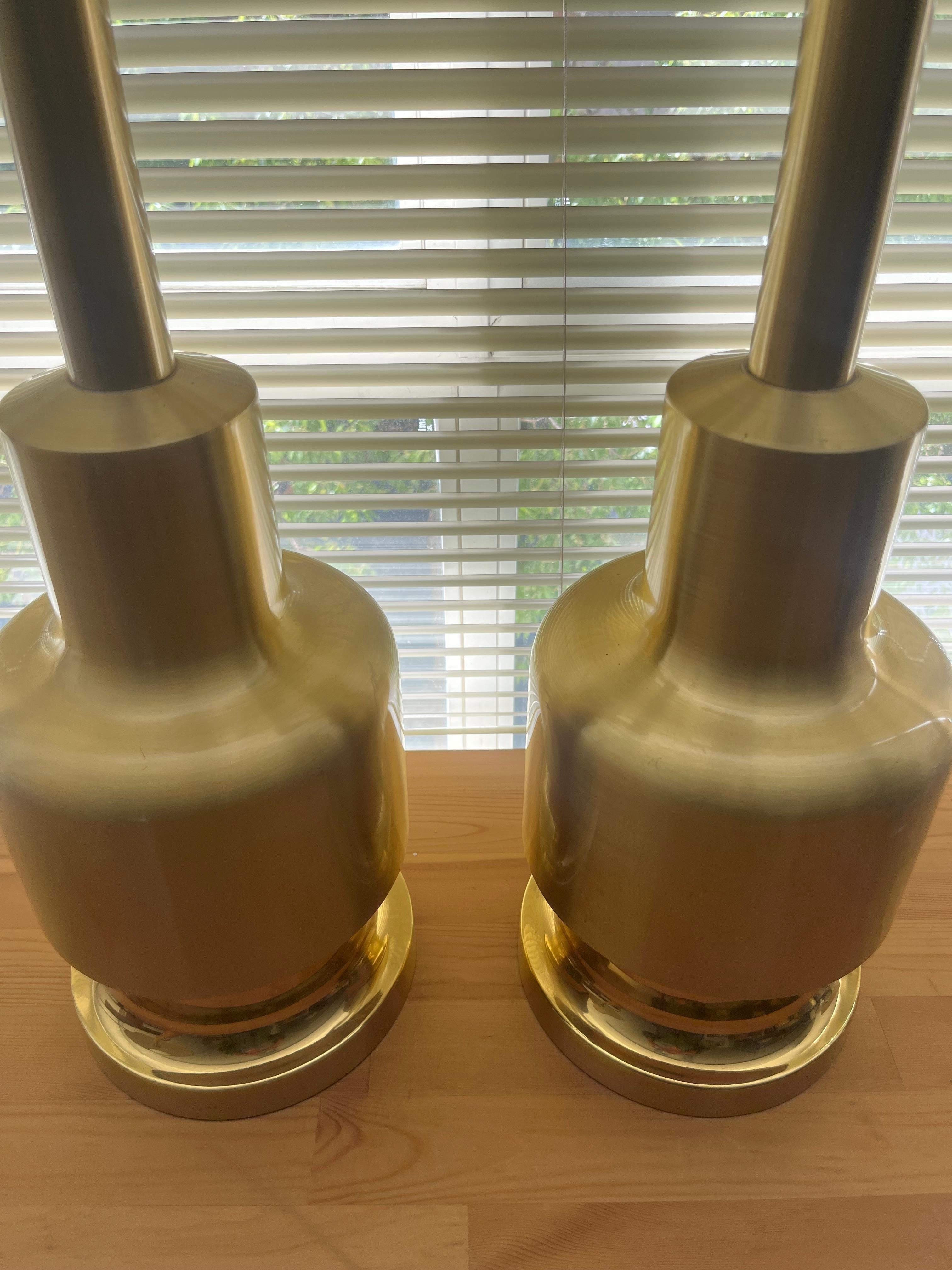 Grande paire de lampes de bureau espagnoles en laiton doré du milieu du siècle dernier par Clar, 1970 en vente 4