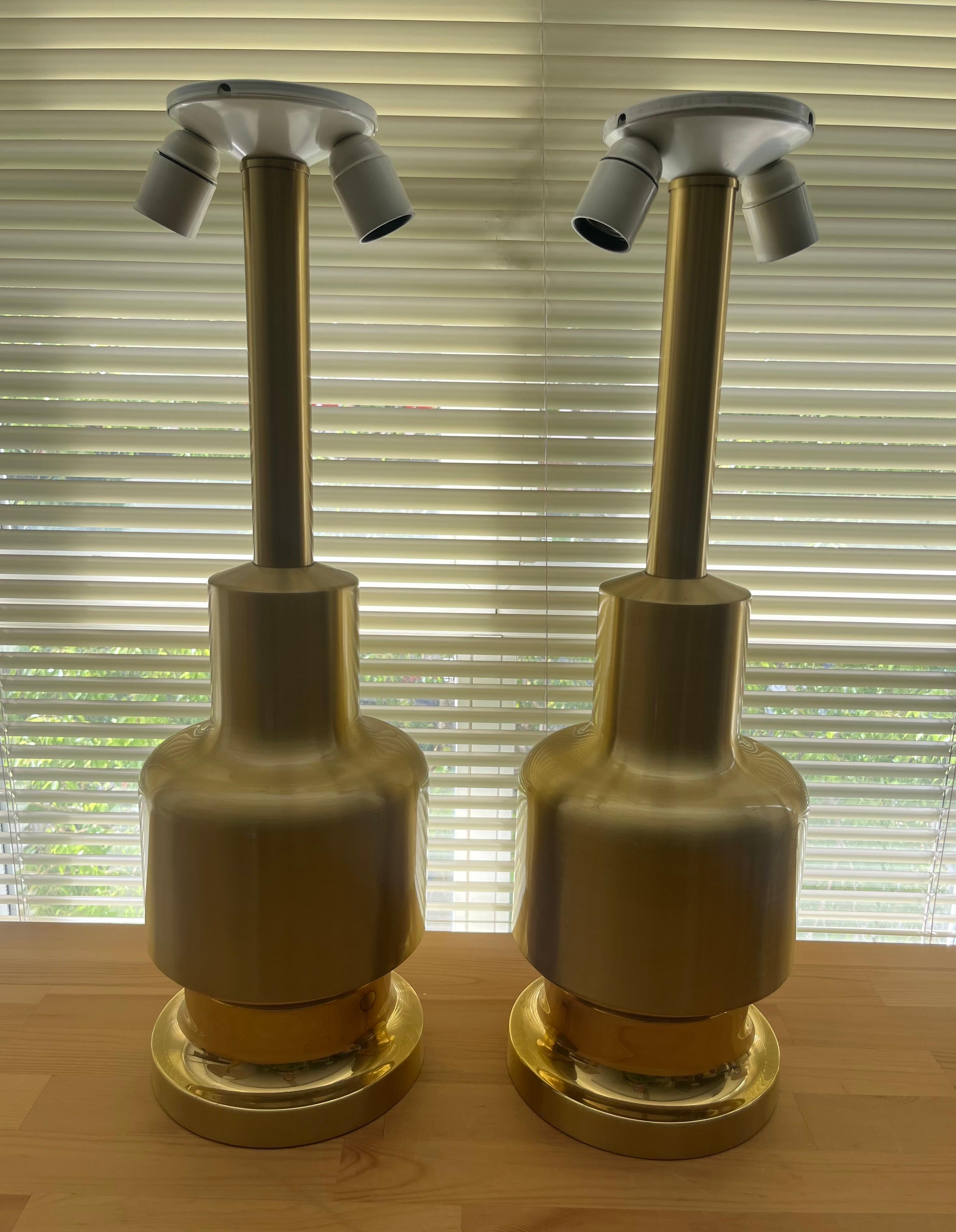 Grande paire de lampes de bureau espagnoles en laiton doré du milieu du siècle dernier par Clar, 1970 en vente 6