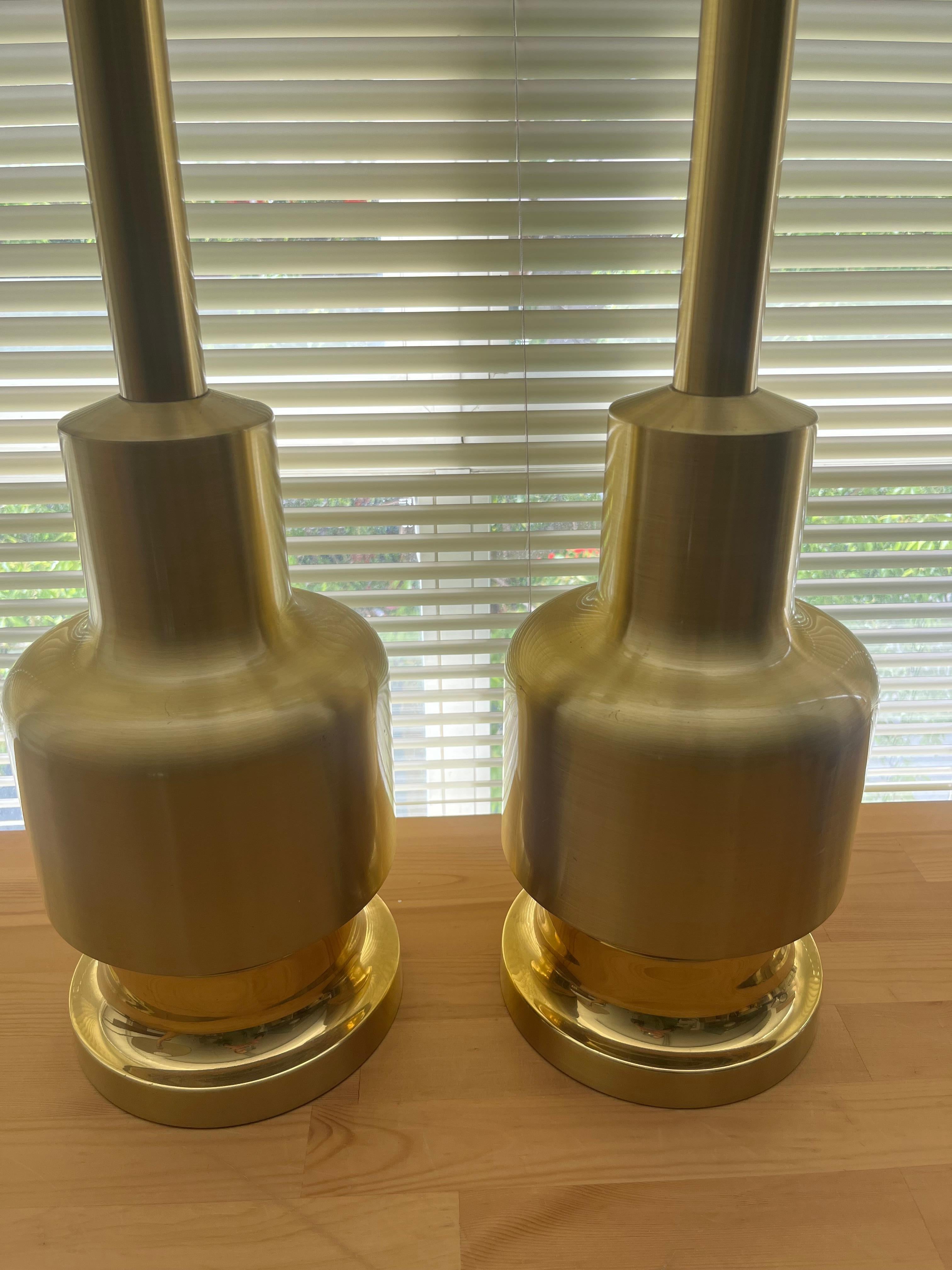 Grande paire de lampes de bureau espagnoles en laiton doré du milieu du siècle dernier par Clar, 1970 en vente 7