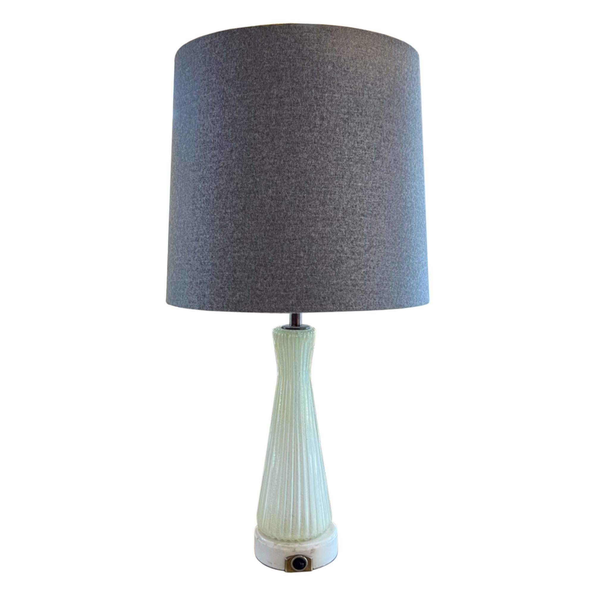 Une magnifique paire de lampes de table en verre de Murano avec une base en marbre blanc. 

Fabriqué en Italie dans les années 1960.

Veuillez regarder toutes nos photos pour voir les jolies mouchetures dorées sur le verre et les interrupteurs