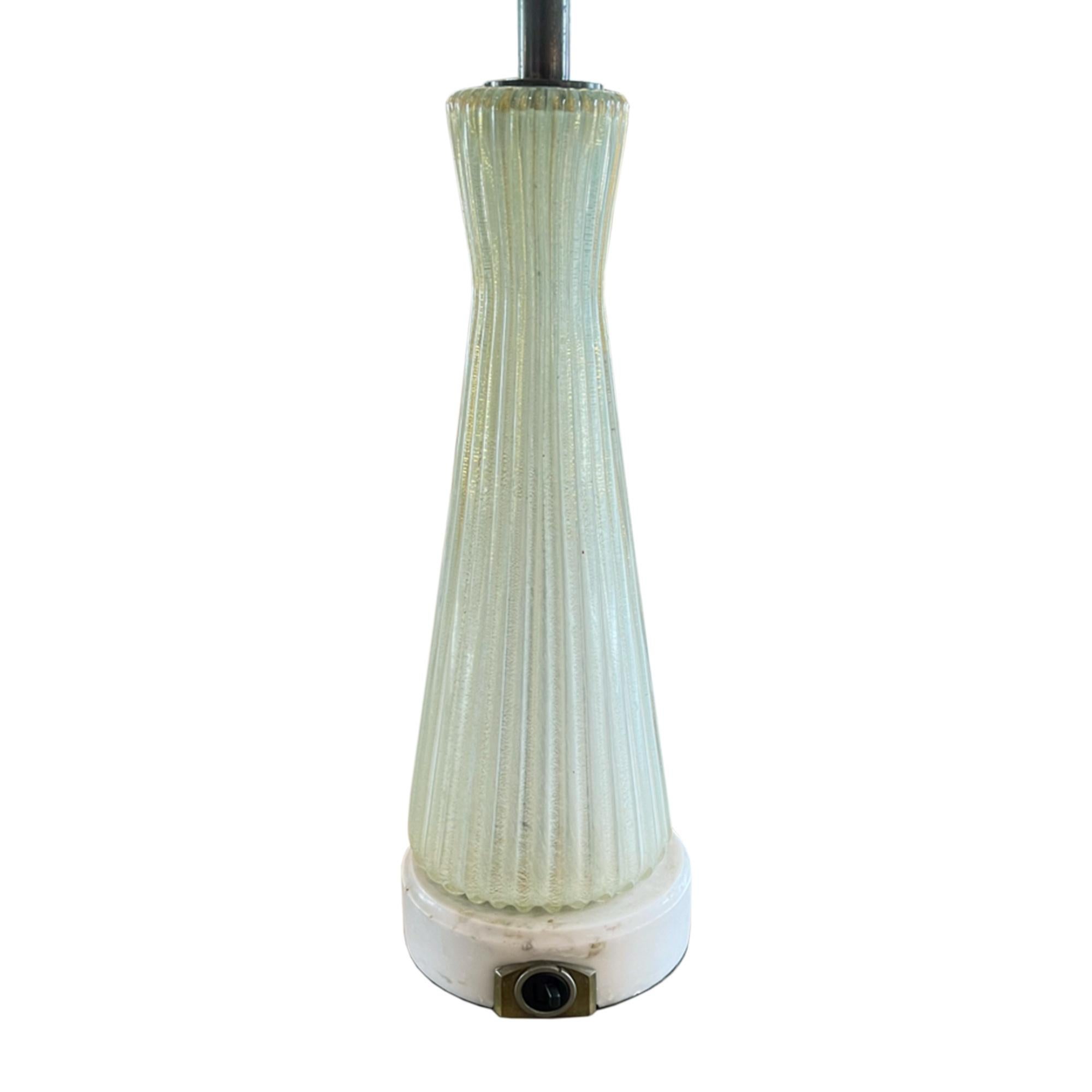 Néoclassique Grande paire de lampes de table en verre de Murano datant du milieu du siècle dernier en vente